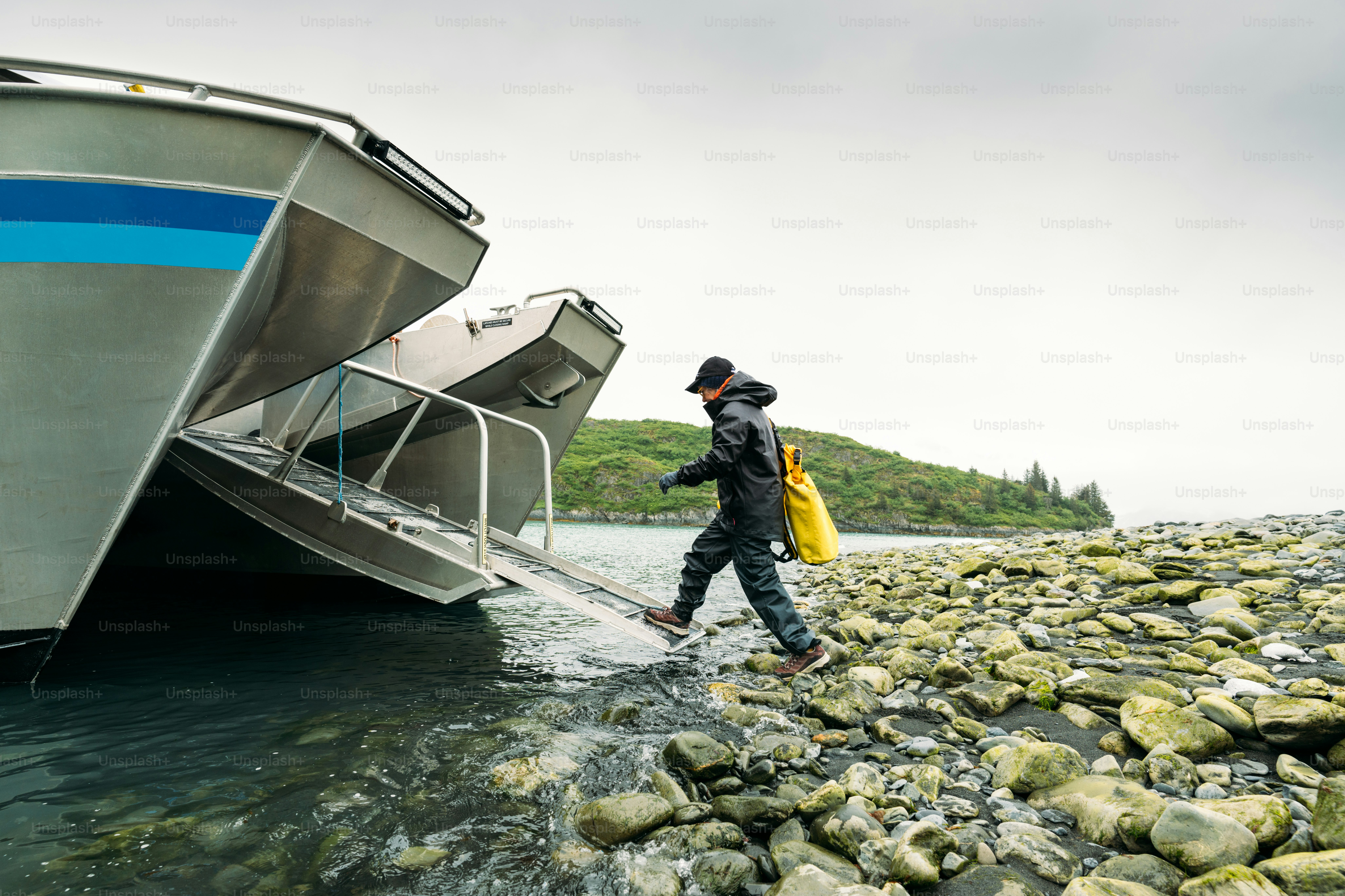 Donna che sale su un taxi acquatico in Alaska