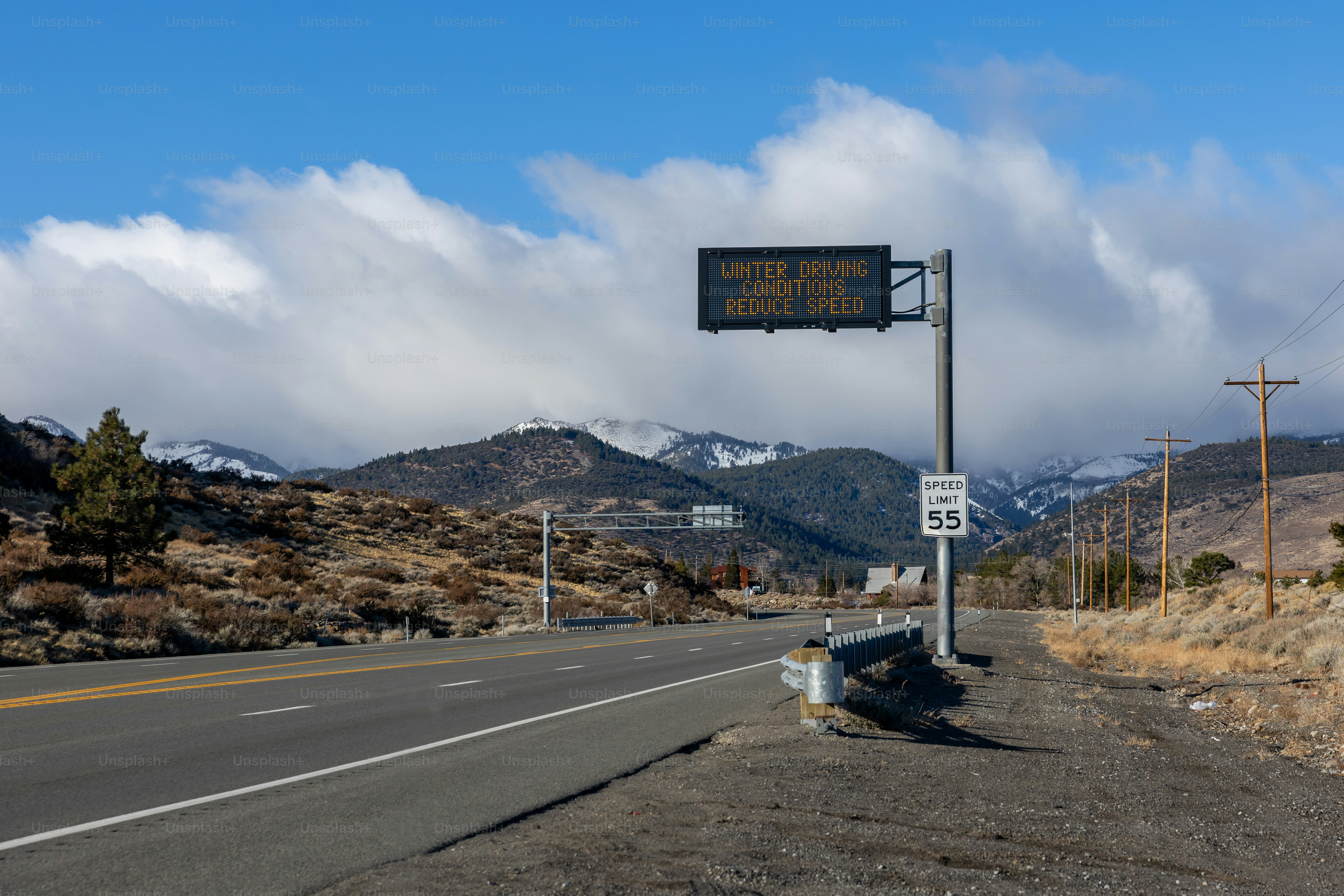 Au pied des contreforts de la Nevada State Route 431, la Mount Rose Highway est un panneau de conditions routières annonçant un mauvais temps à venir.