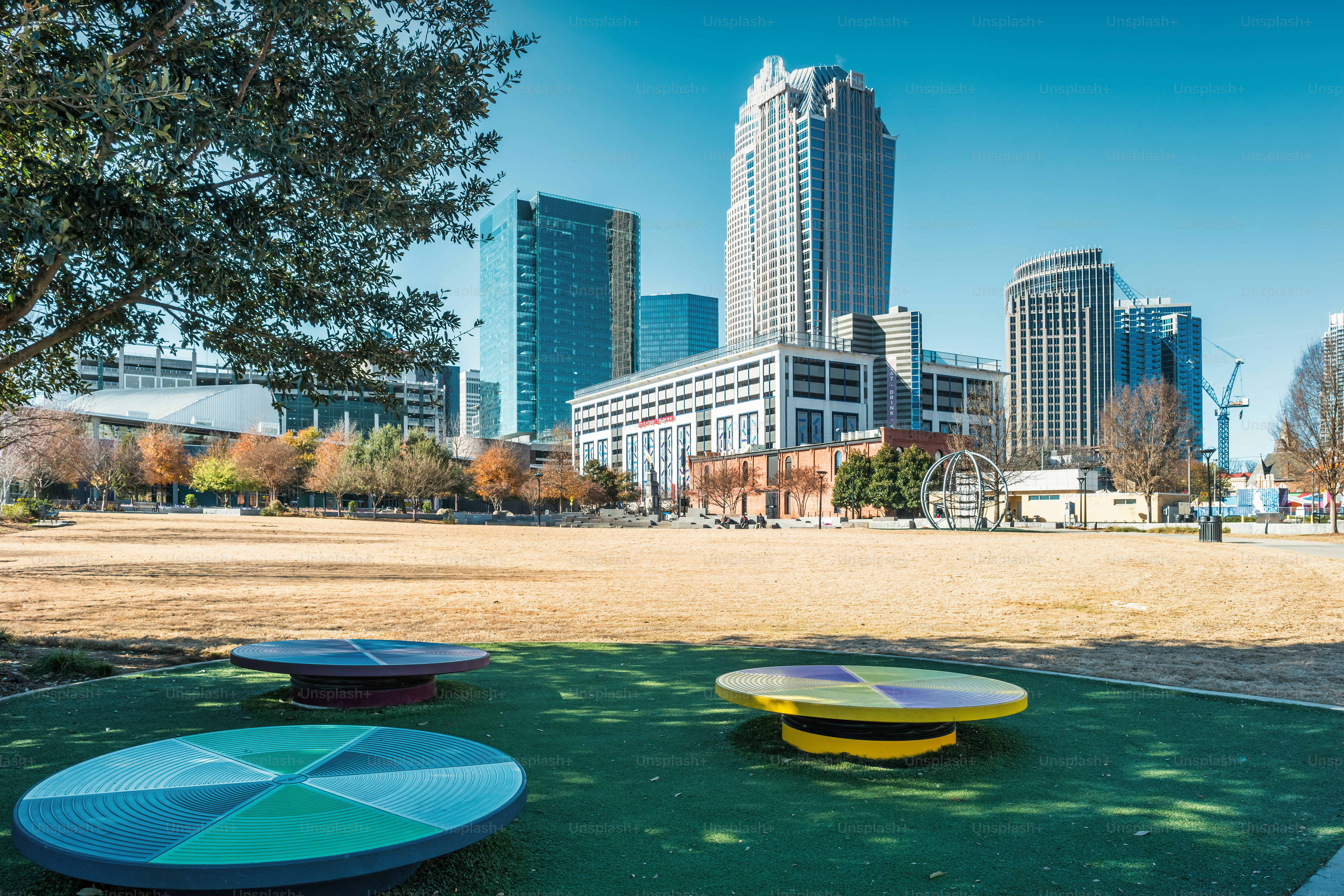 Terrain de jeu dans le parc First Ward au centre-ville de Charlotte, Caroline du Nord, États-Unis.