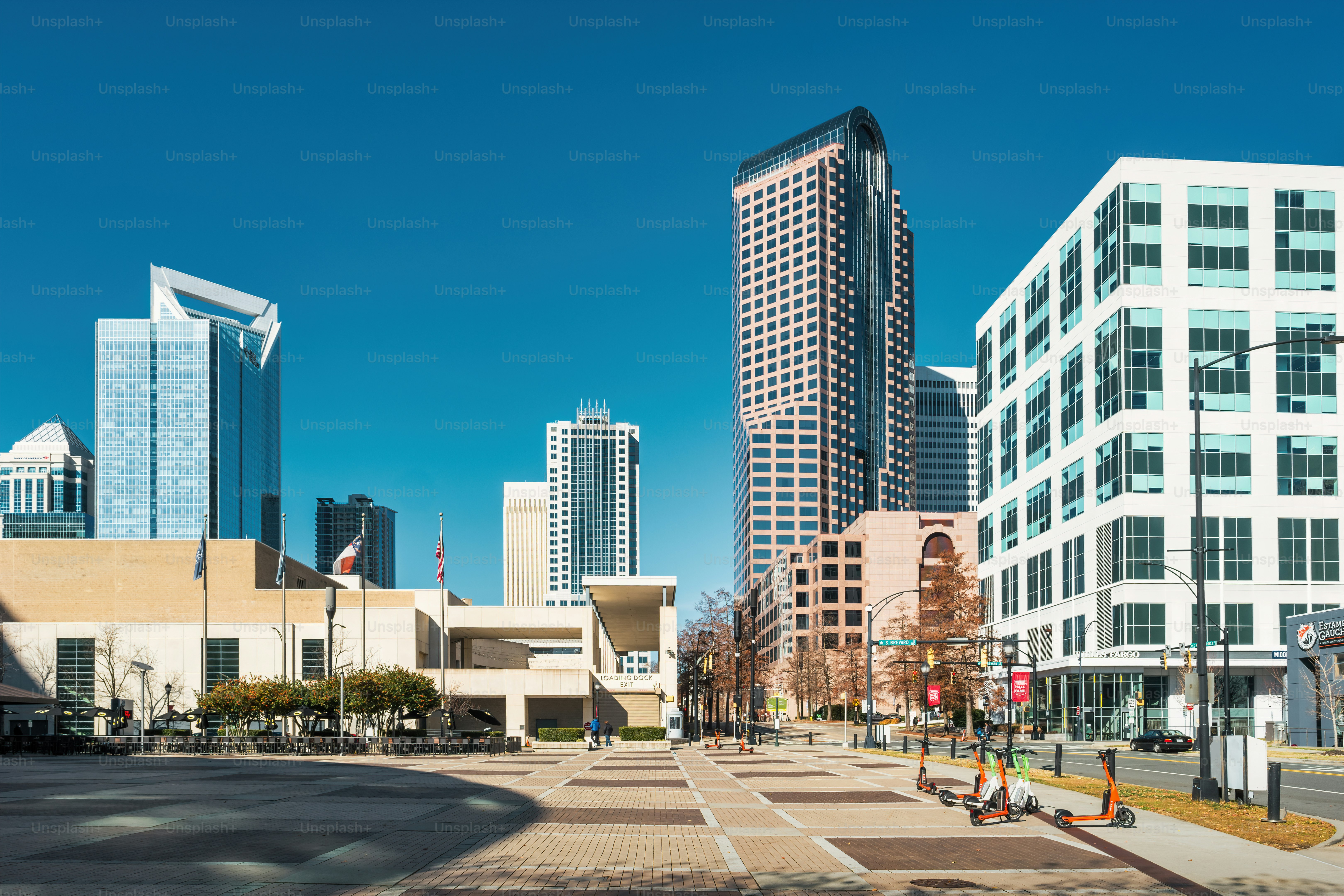 Place publique au centre-ville de Charlotte, Caroline du Nord, États-Unis.