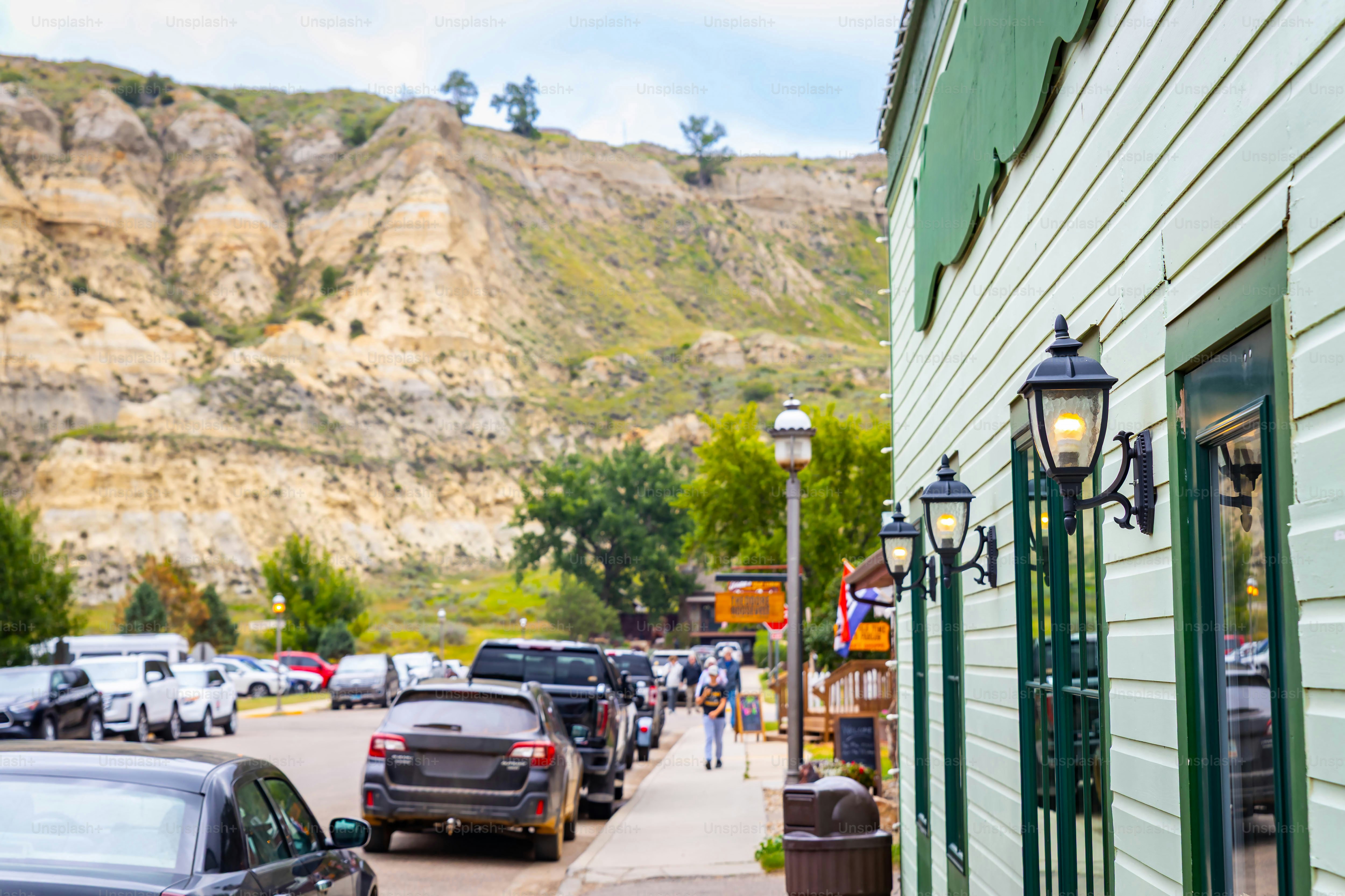 Uma vista pitoresca da histórica rua da cidade de Medora com as dramáticas e acidentadas montanhas Badlands