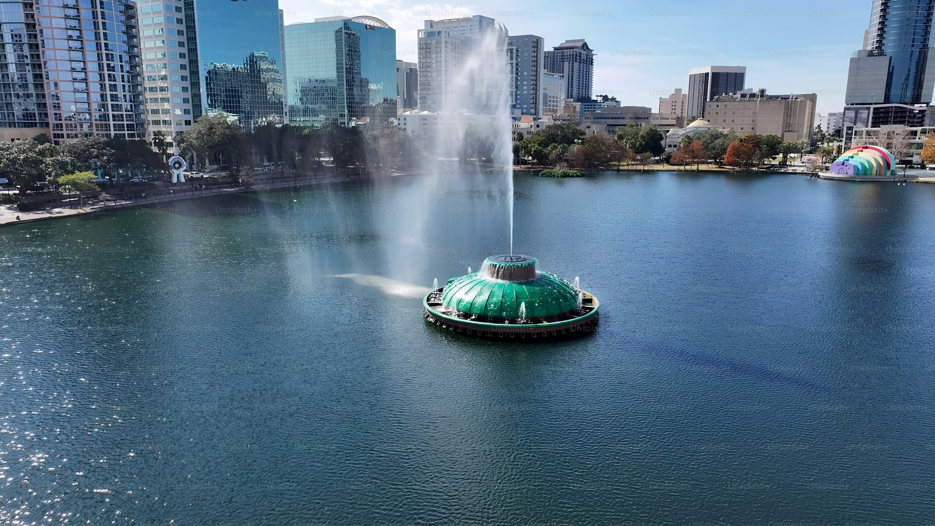 Orlando Skyline en Florida, Estados Unidos. Paisaje urbano del centro. Paisaje urbano impresionante. Precioso Parque Eola. Orlando Skyline en Florida, Estados Unidos. Paisaje de rascacielos. Horizonte exterior.
