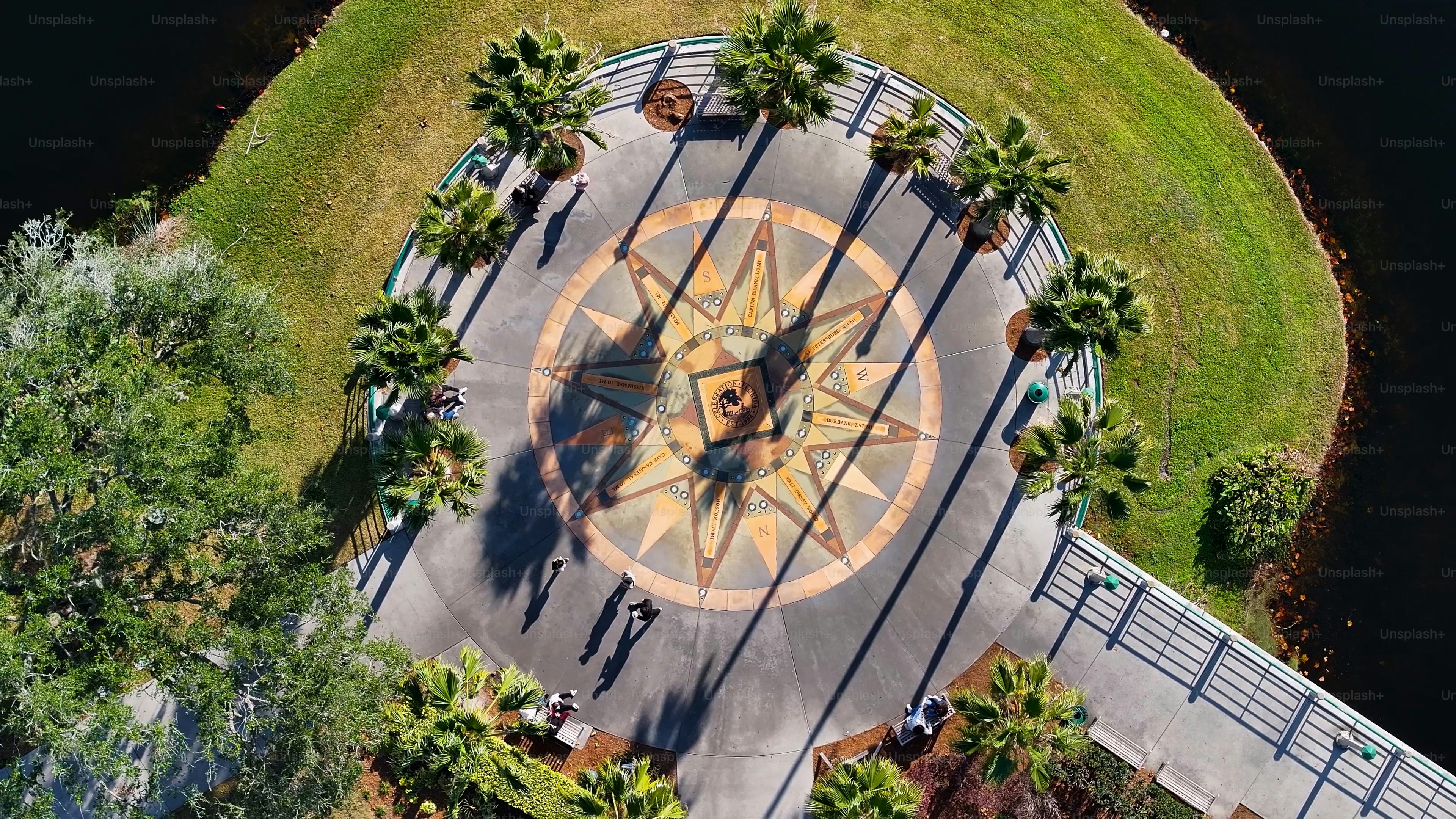 Taman Lakeside di Perayaan di Florida, Amerika Serikat. Lanskap Pedesaan. Taman Alam. Perayaan di Florida, Amerika Serikat. Pusat kota. Pemandangan Luar Ruangan. Perayaan Florida.