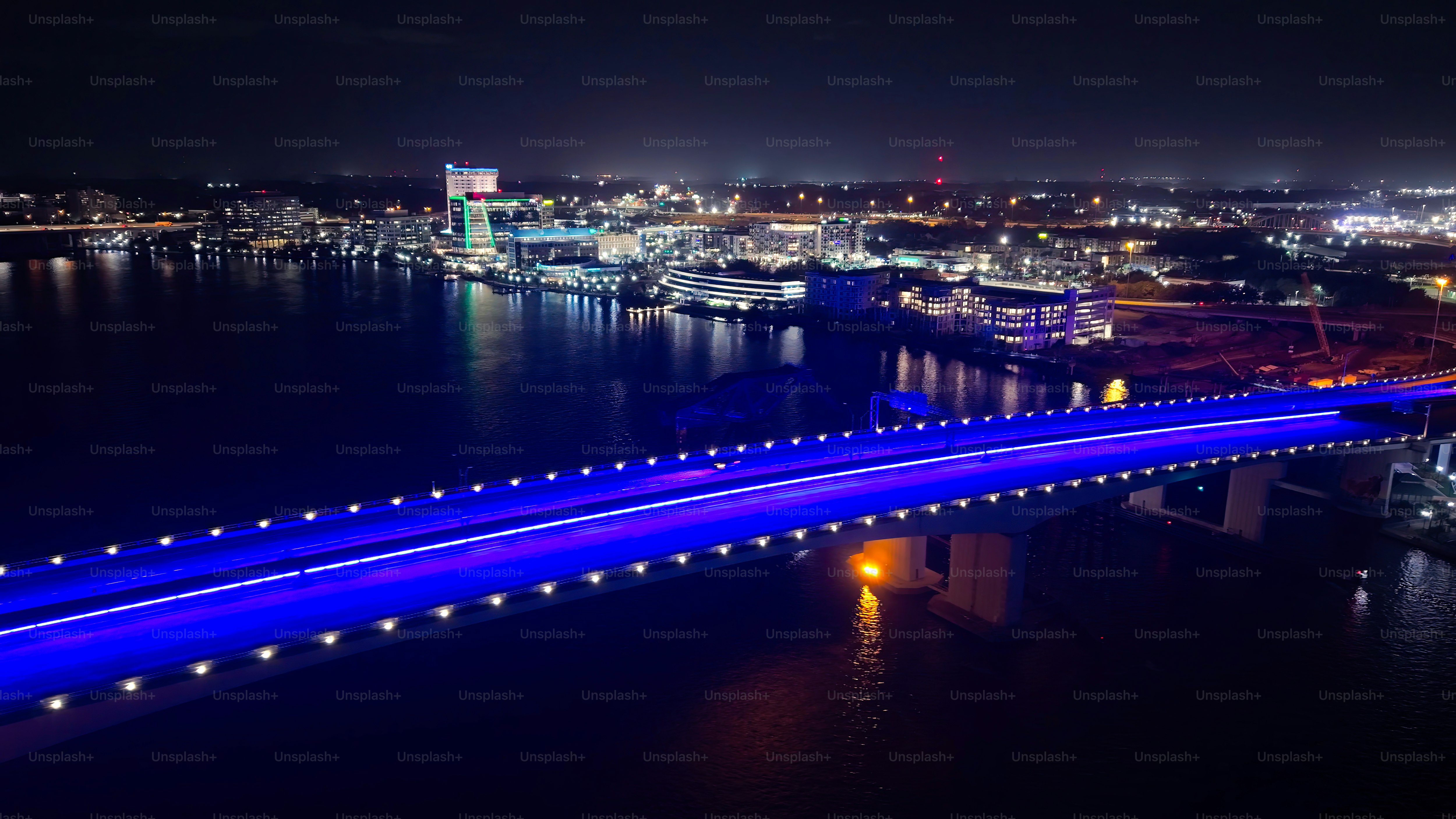 Pont Acosta à Jacksonville, Floride, vue aérienne de nuit - photographie par drone