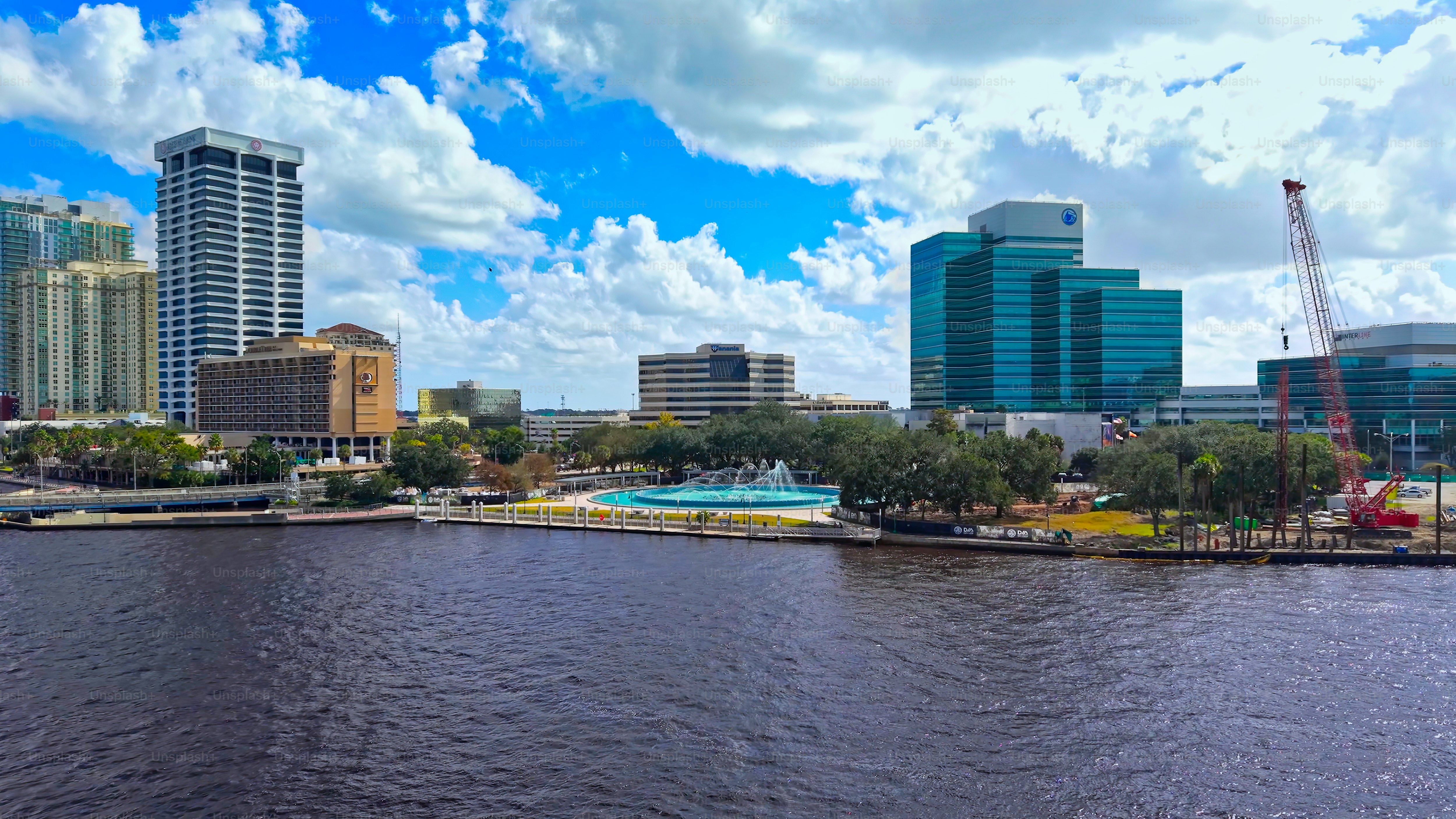 Vue panoramique époustouflante sur la skyline de Jacksonville et la photographie de drones sur la rivière