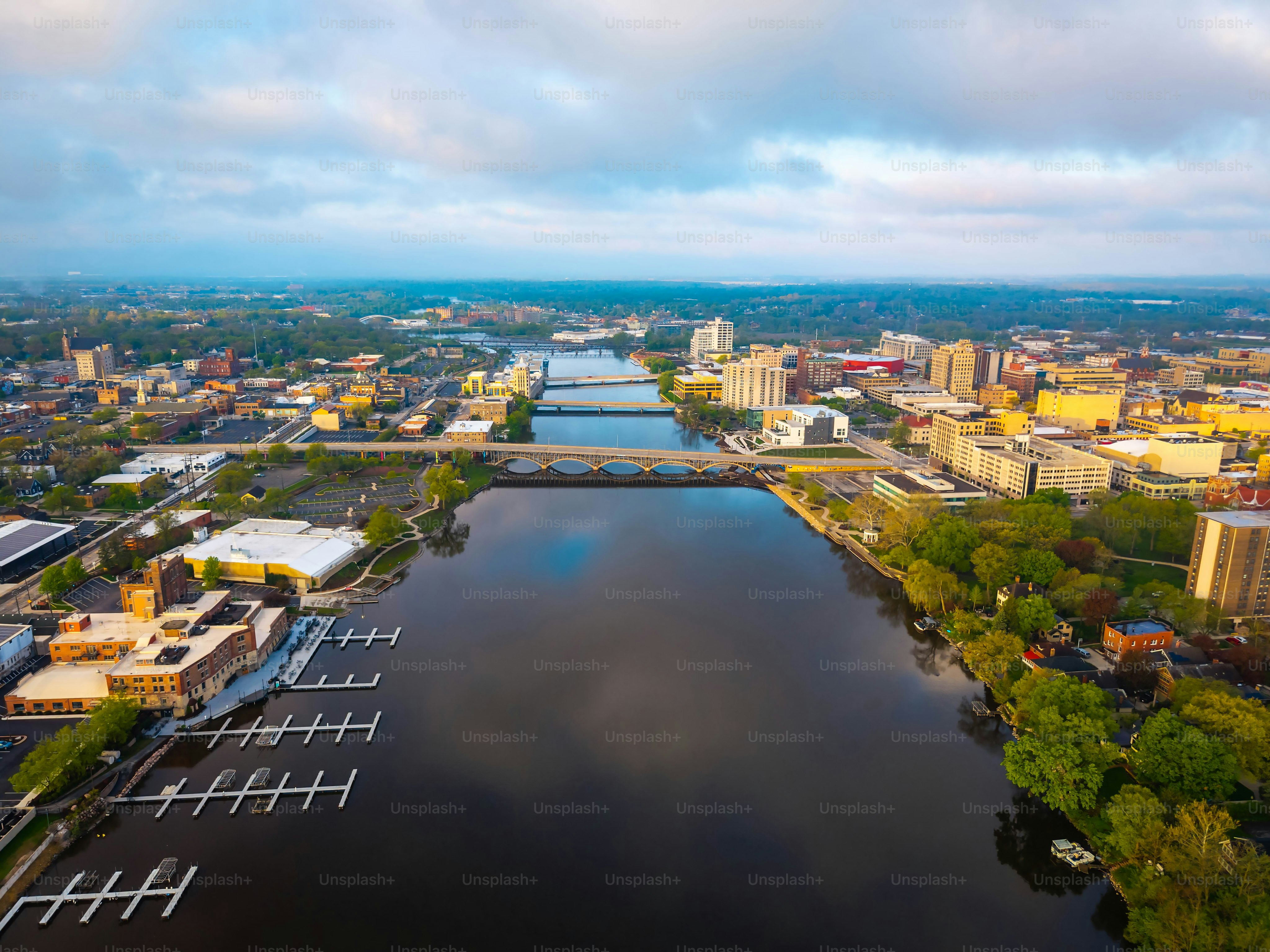 Pemandangan udara indah pusat kota Rockford, Illinois dengan Rock River dan Jefferson Street Bridge