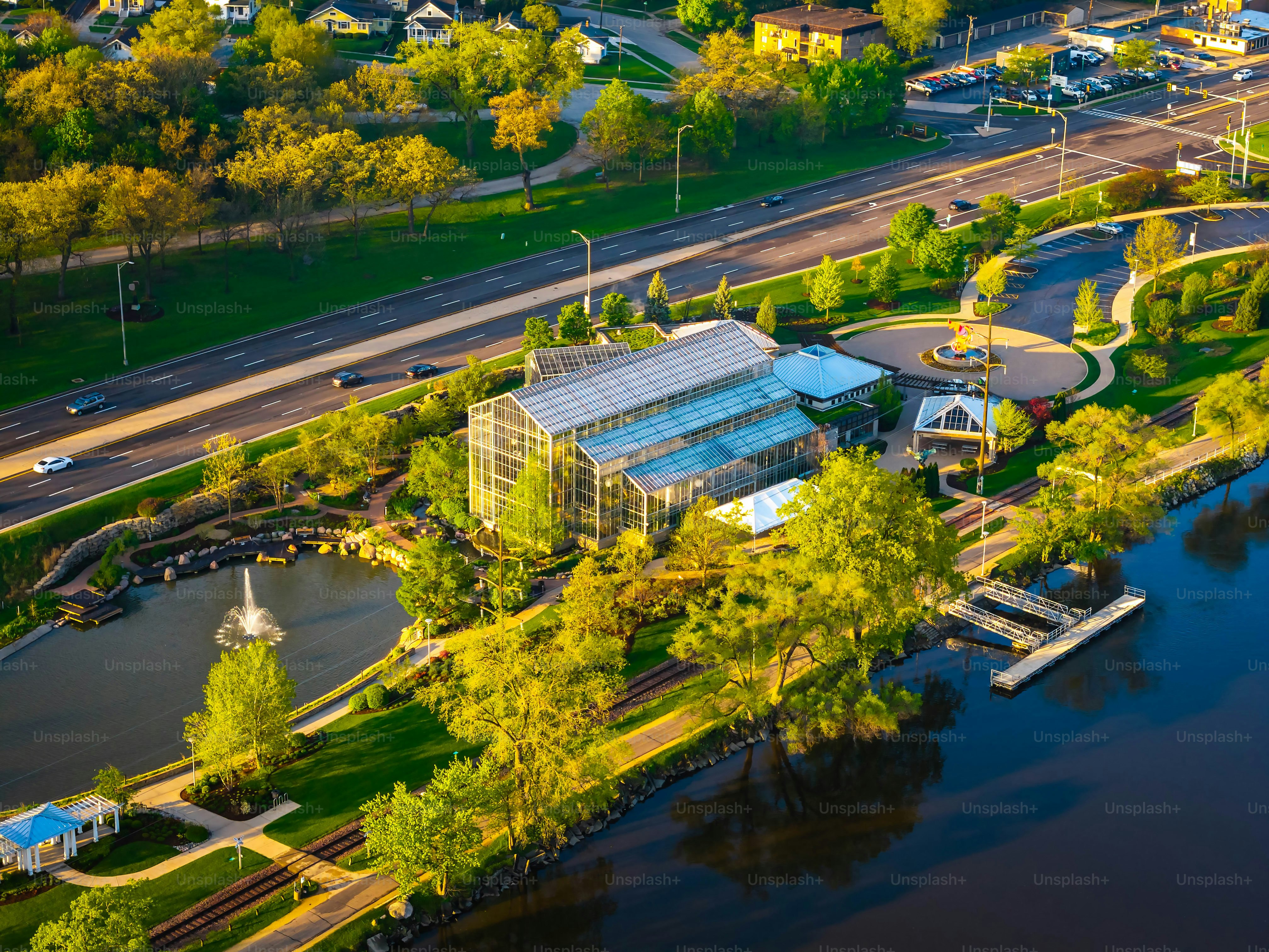 Pemandangan udara pagi yang indah dari Sinnissippi Gardens di Rockford, Illinois