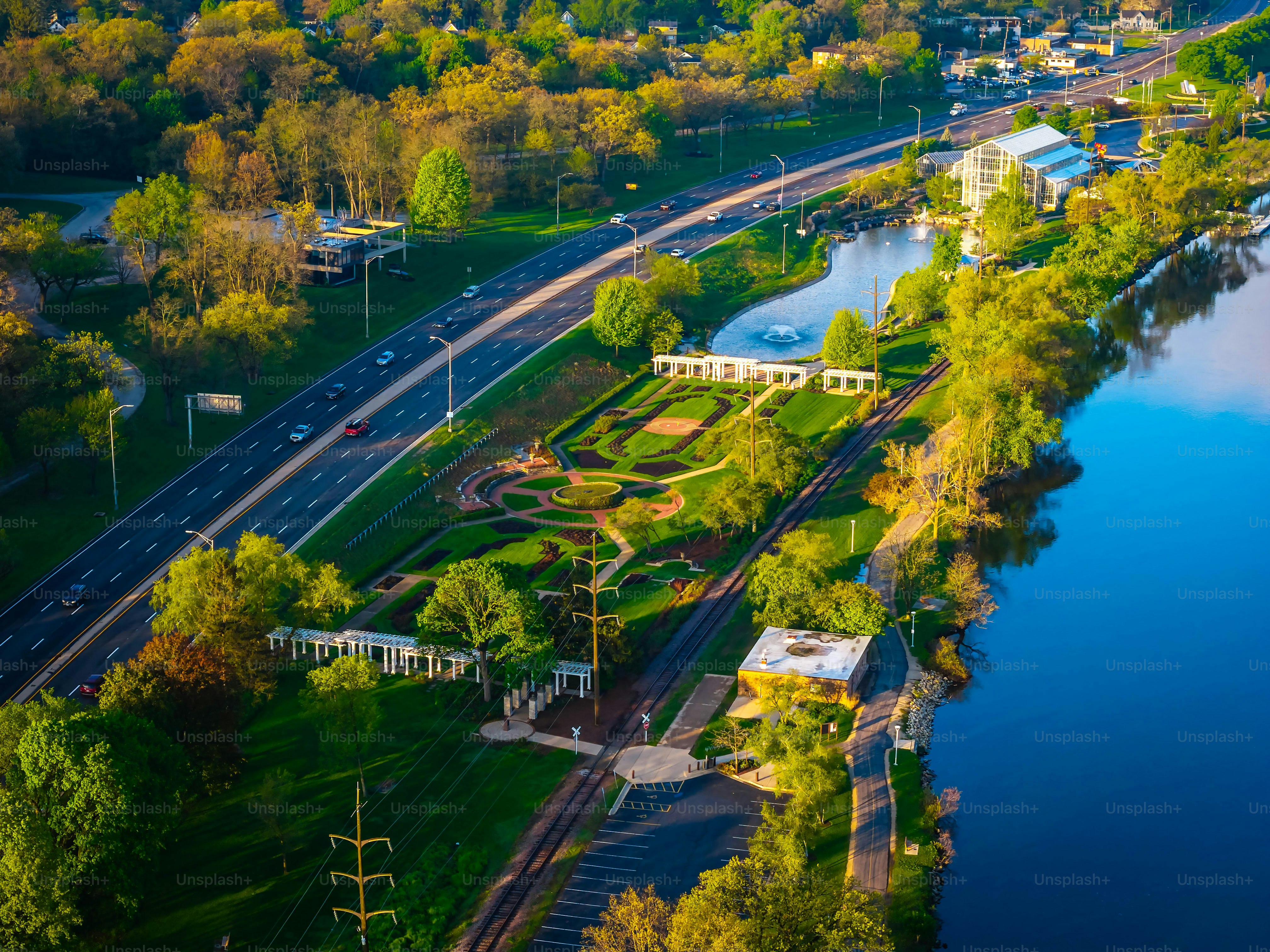 Pemandangan udara pagi yang indah dari Sinnissippi Gardens di Rockford, Illinois