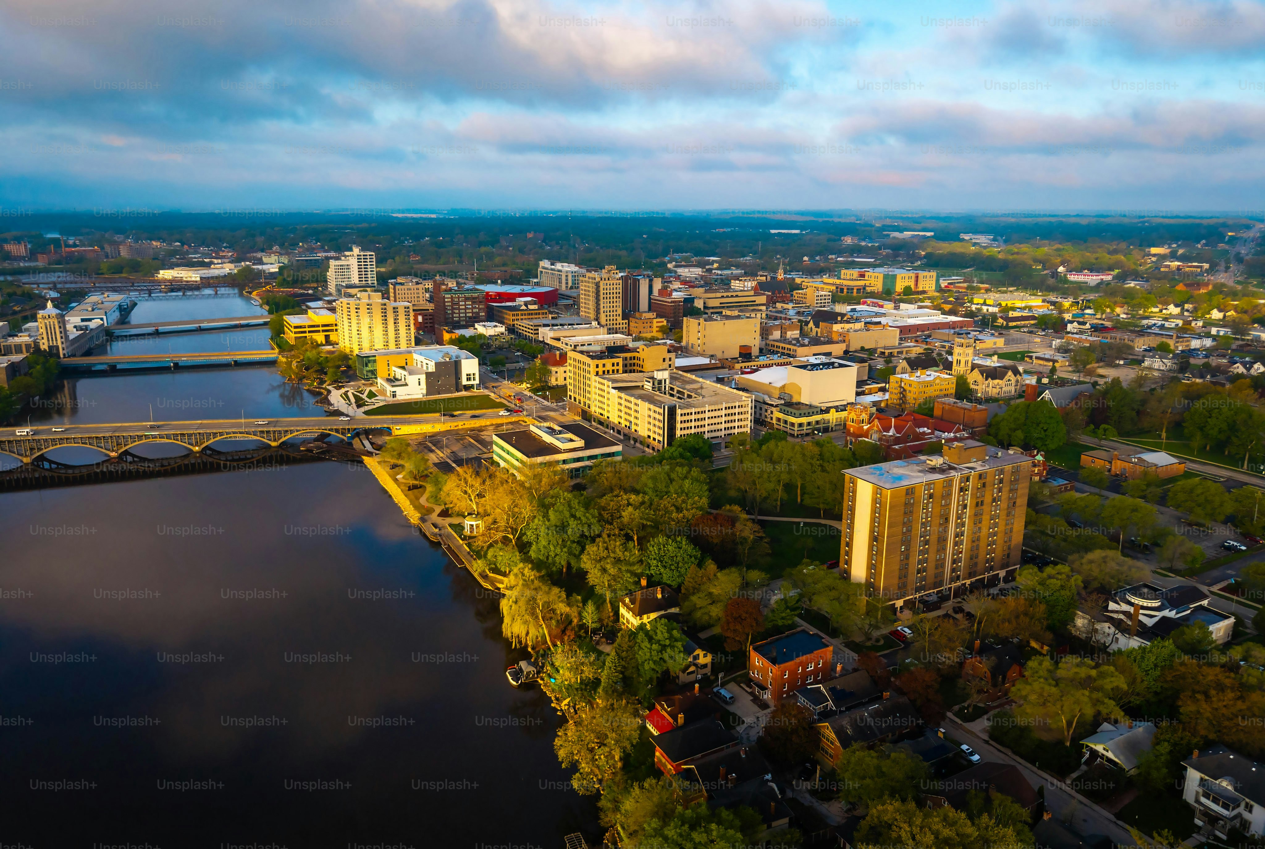 default Tampilan udara bangunan pusat kota Rockford Illinois di sepanjang tepi sungai Rock River