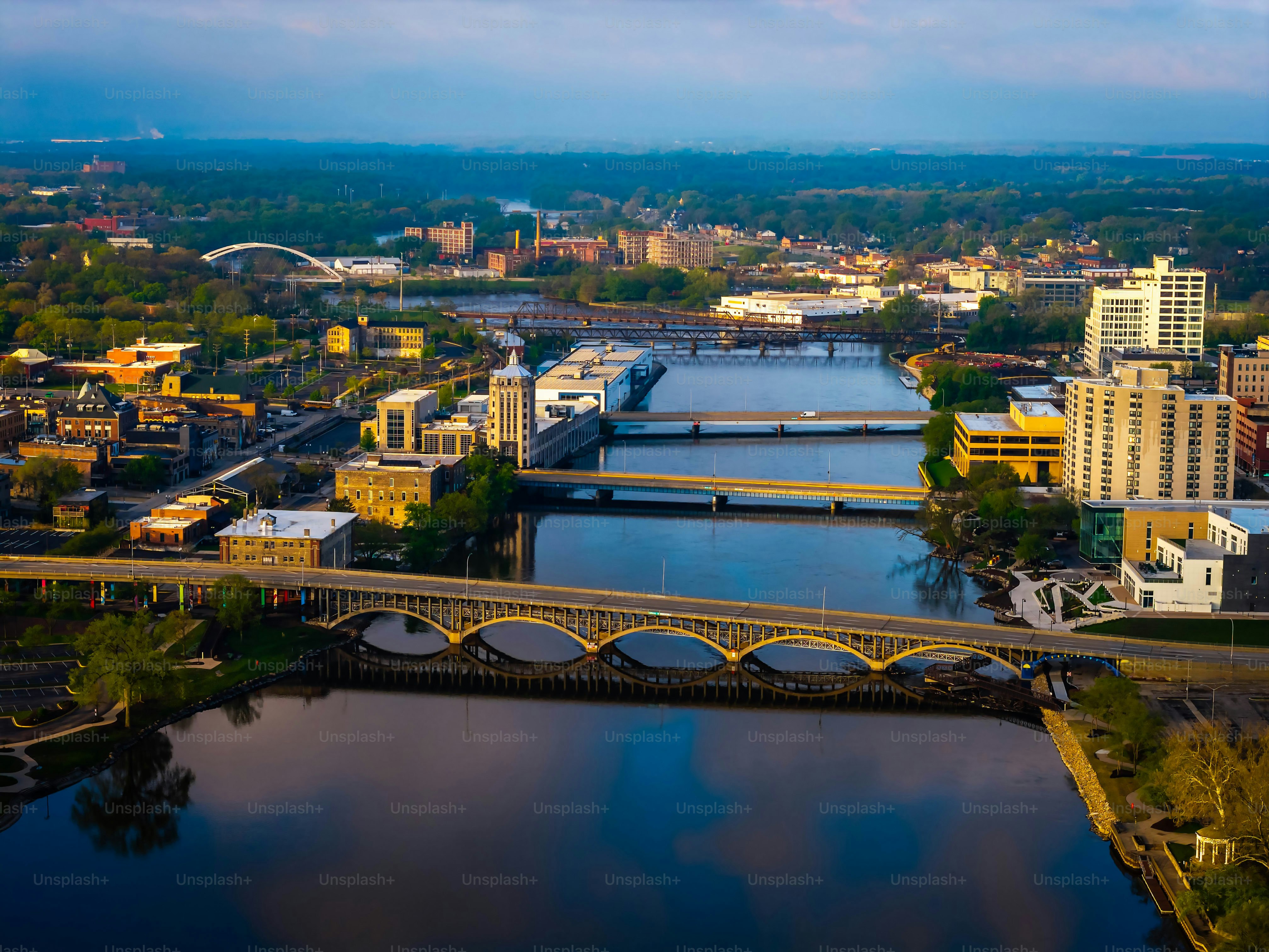 Pemandangan udara indah pusat kota Rockford, Illinois dengan Rock River dan Jefferson Street Bridge