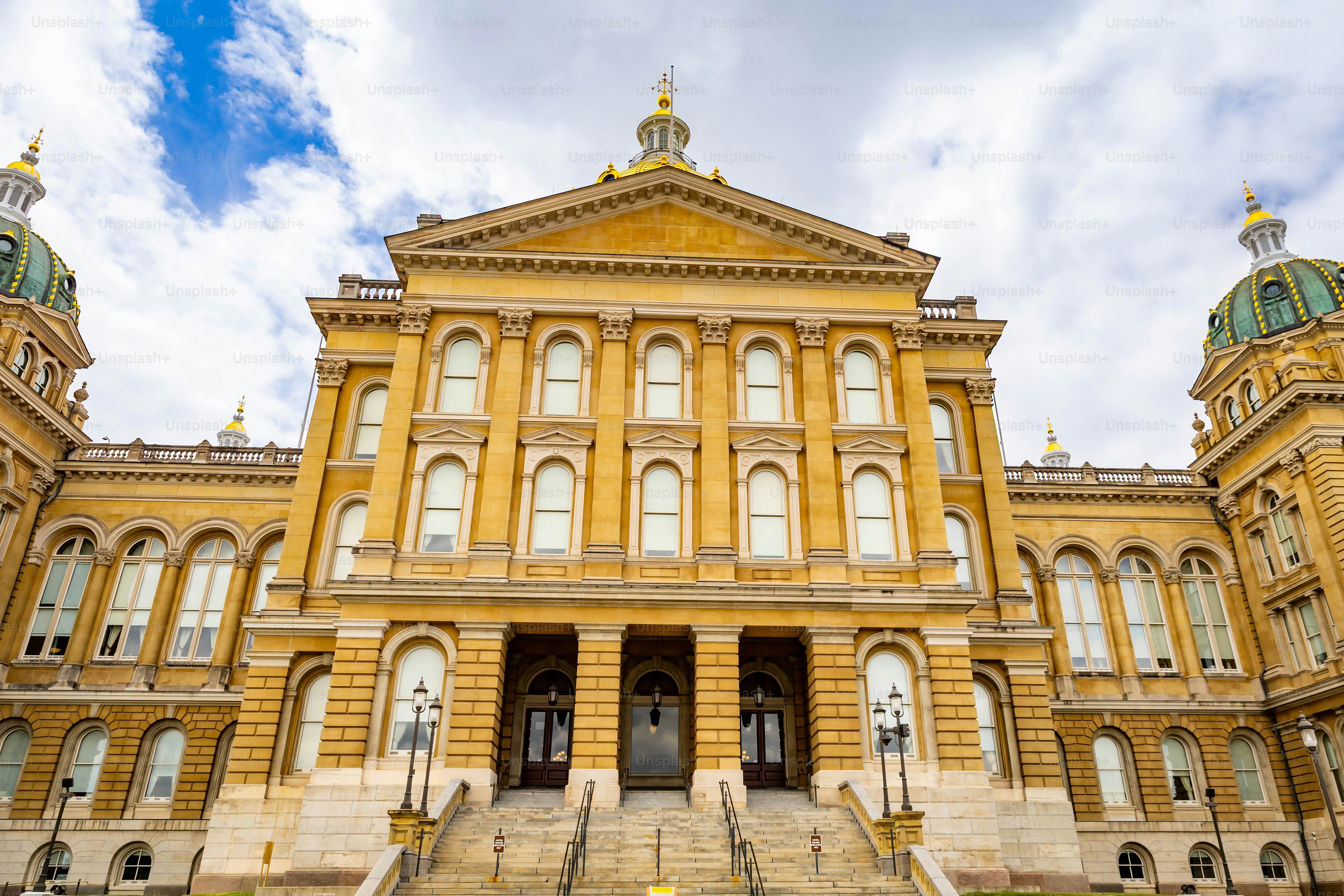 Vue rapprochée du printemps du bâtiment du Capitole de l’État de l’Iowa à Des Moines, Iowa