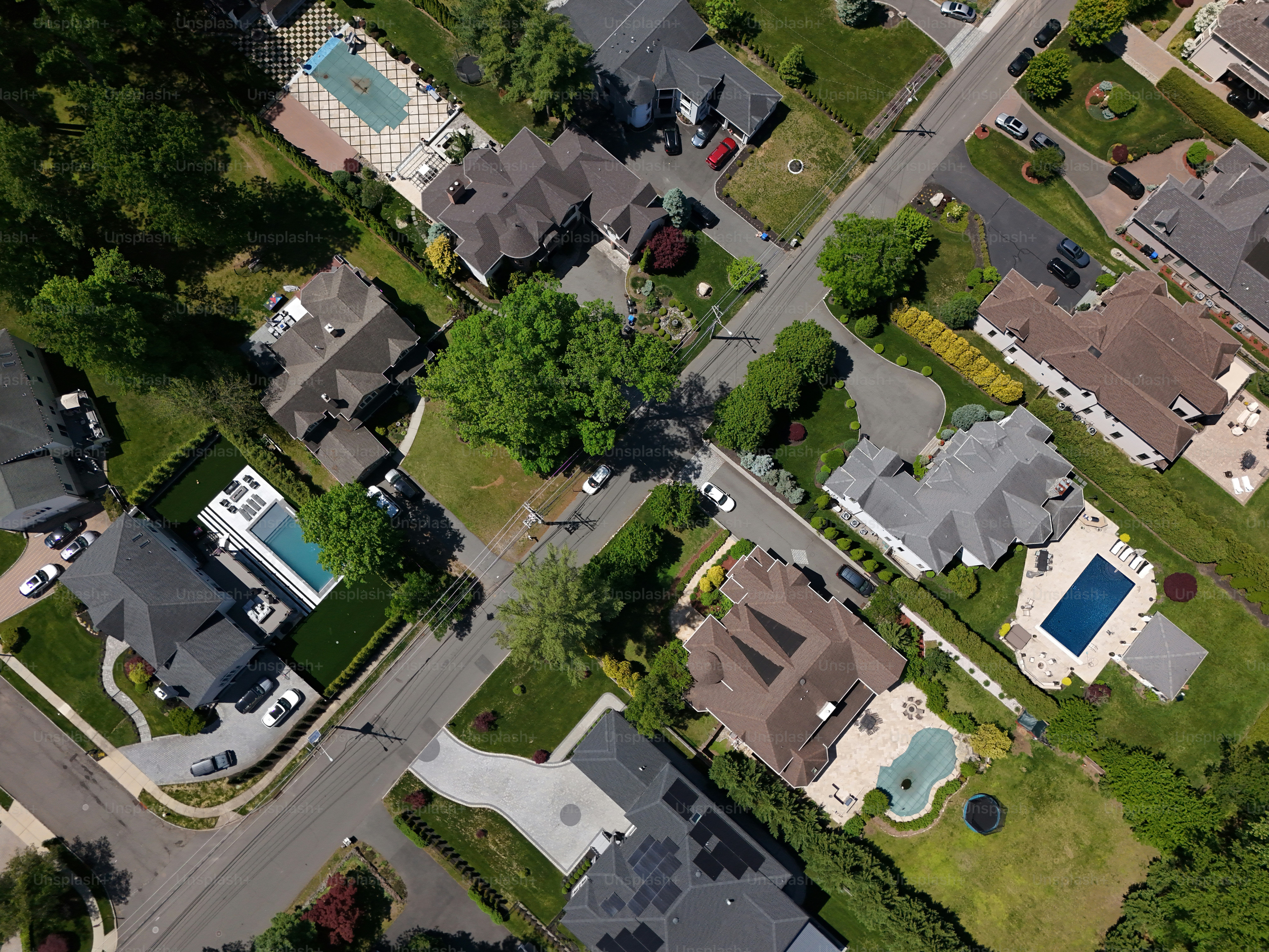 Casas grandes em bairros abastados na primavera, vista aérea.