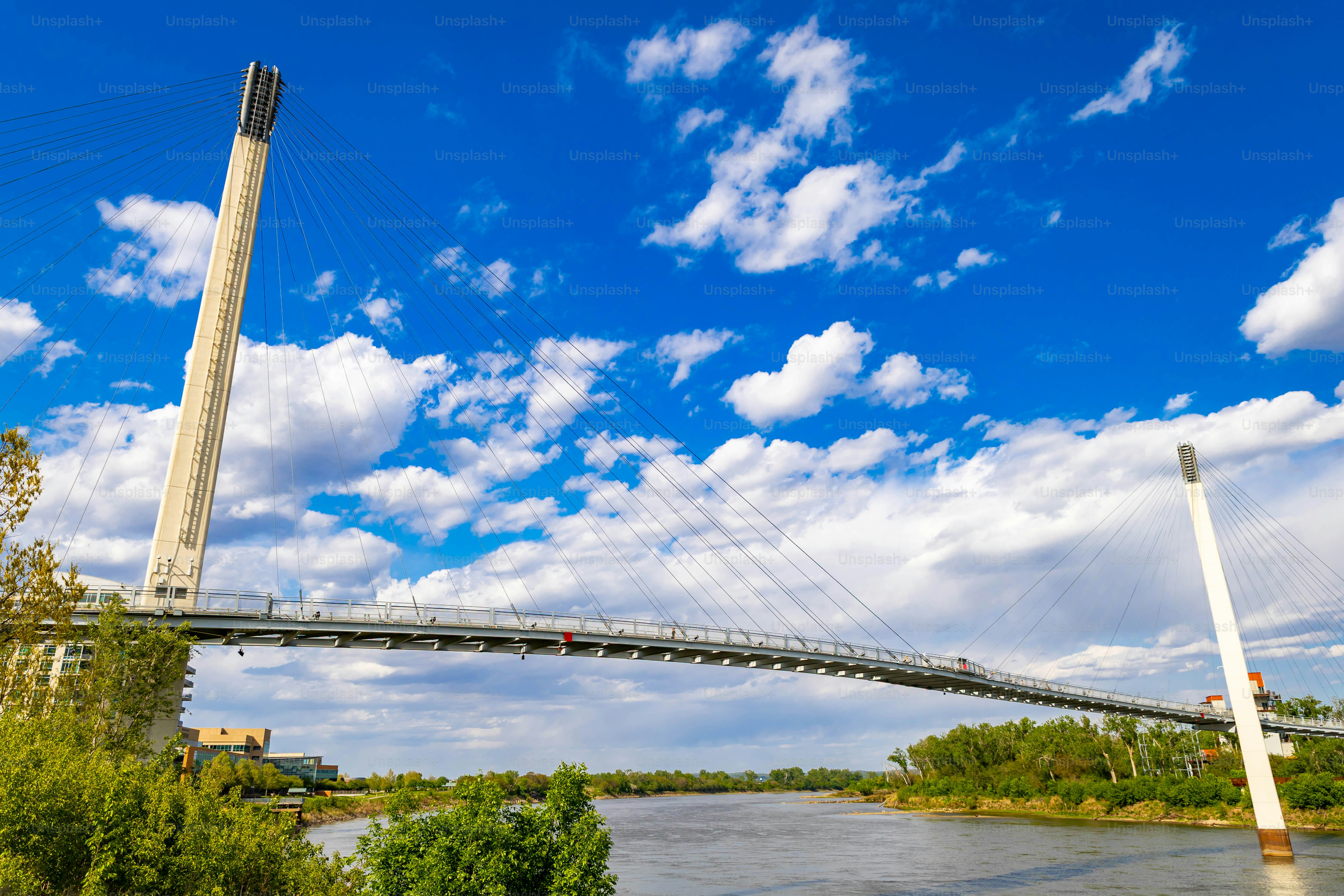 Vista del Puente Peatonal Bob Kerrey sobre el río Missouri en Omaha, Nebraska