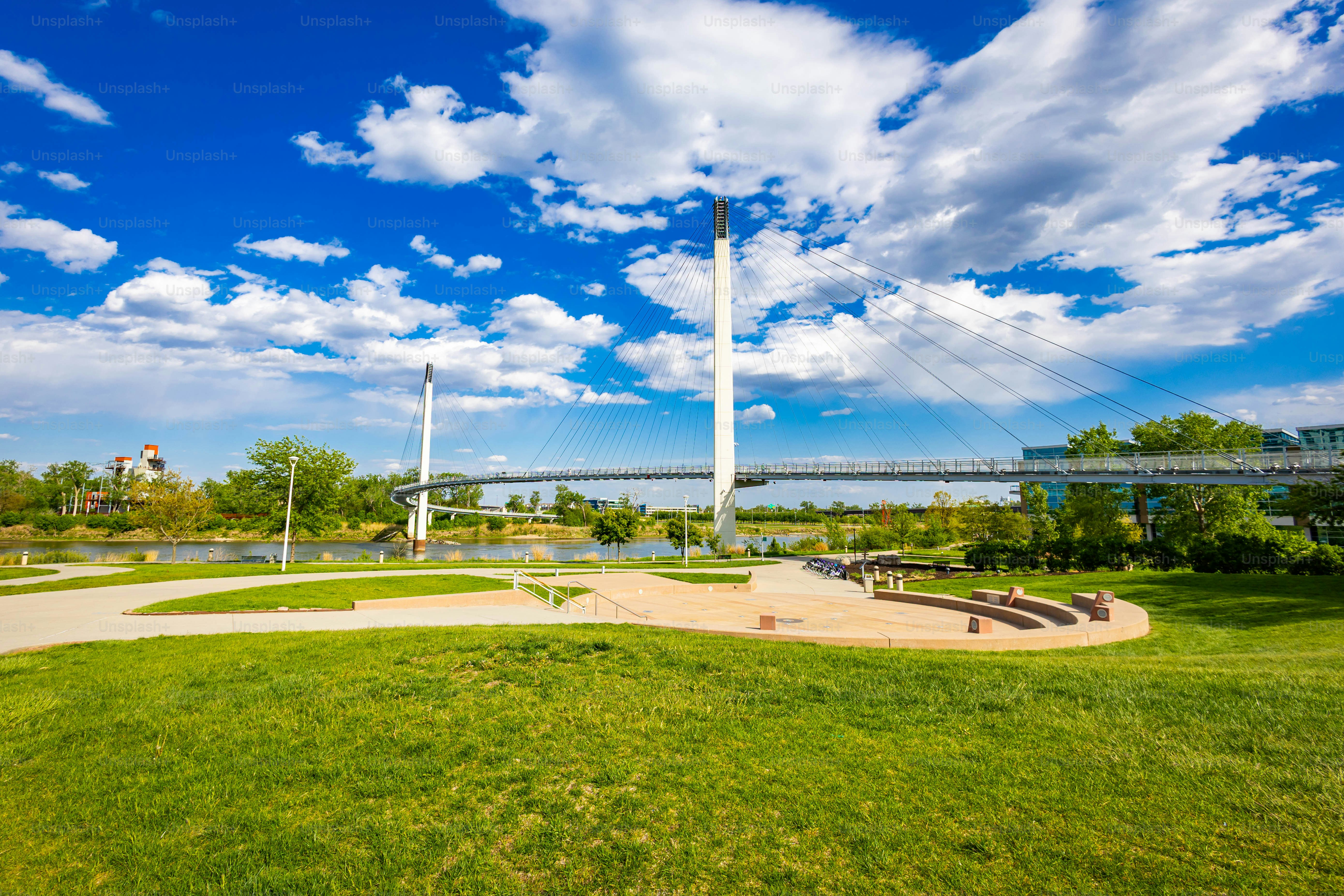 Vue panoramique du pont piétonnier Bob Kerrey sur le fleuve Missouri lors d’une journée d’été ensoleillée
