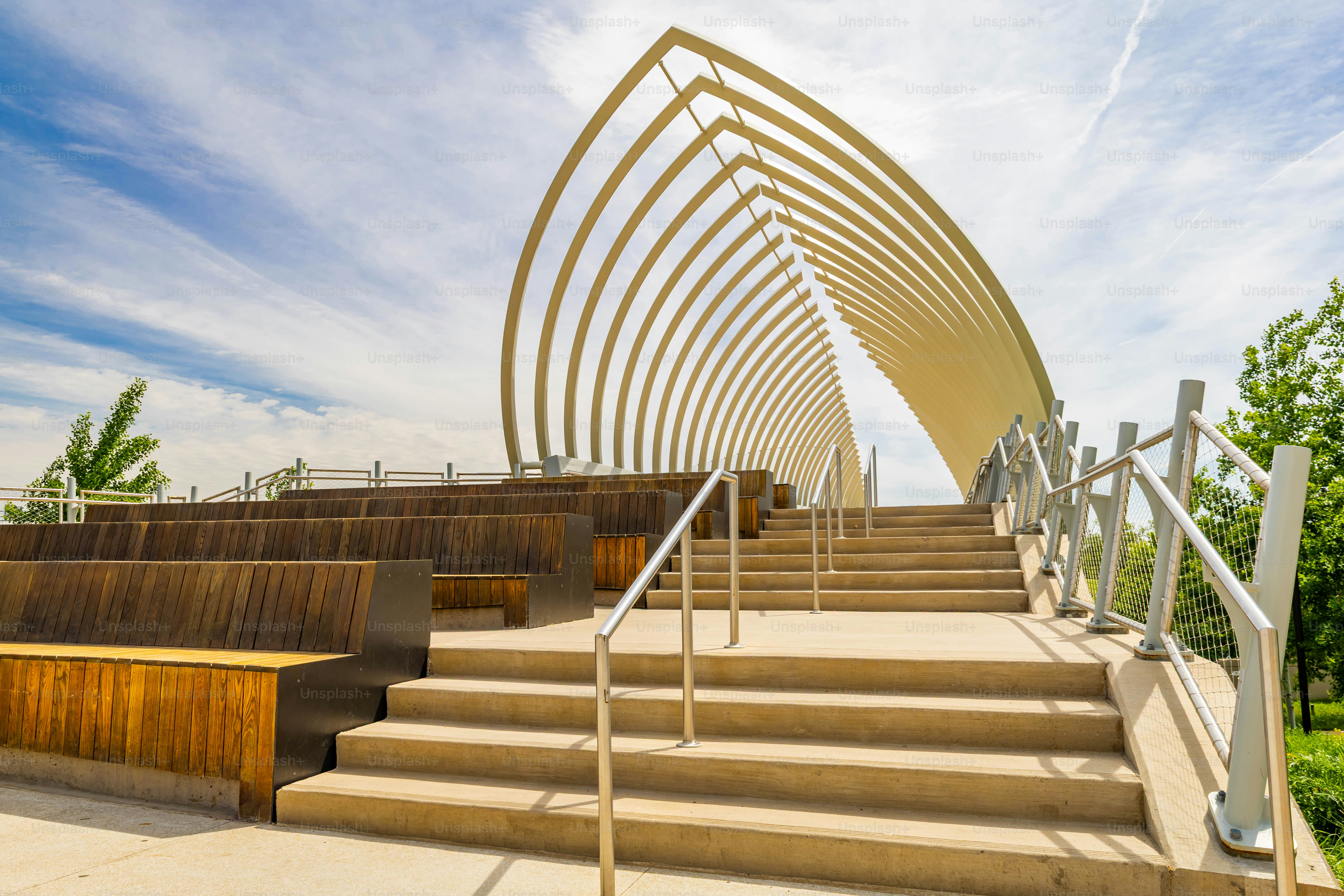 Pont piétonnier Farnam Pier dans le quartier urbain du front de mer d’Omaha, Nebraska,