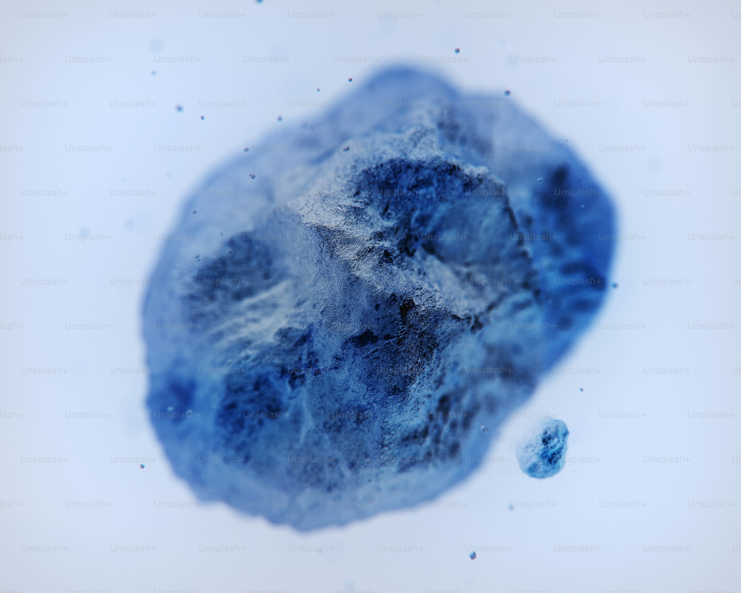 Ein strukturiertes blaues Gesteinsfragment, das vor einem hell weißen Hintergrund schwebt