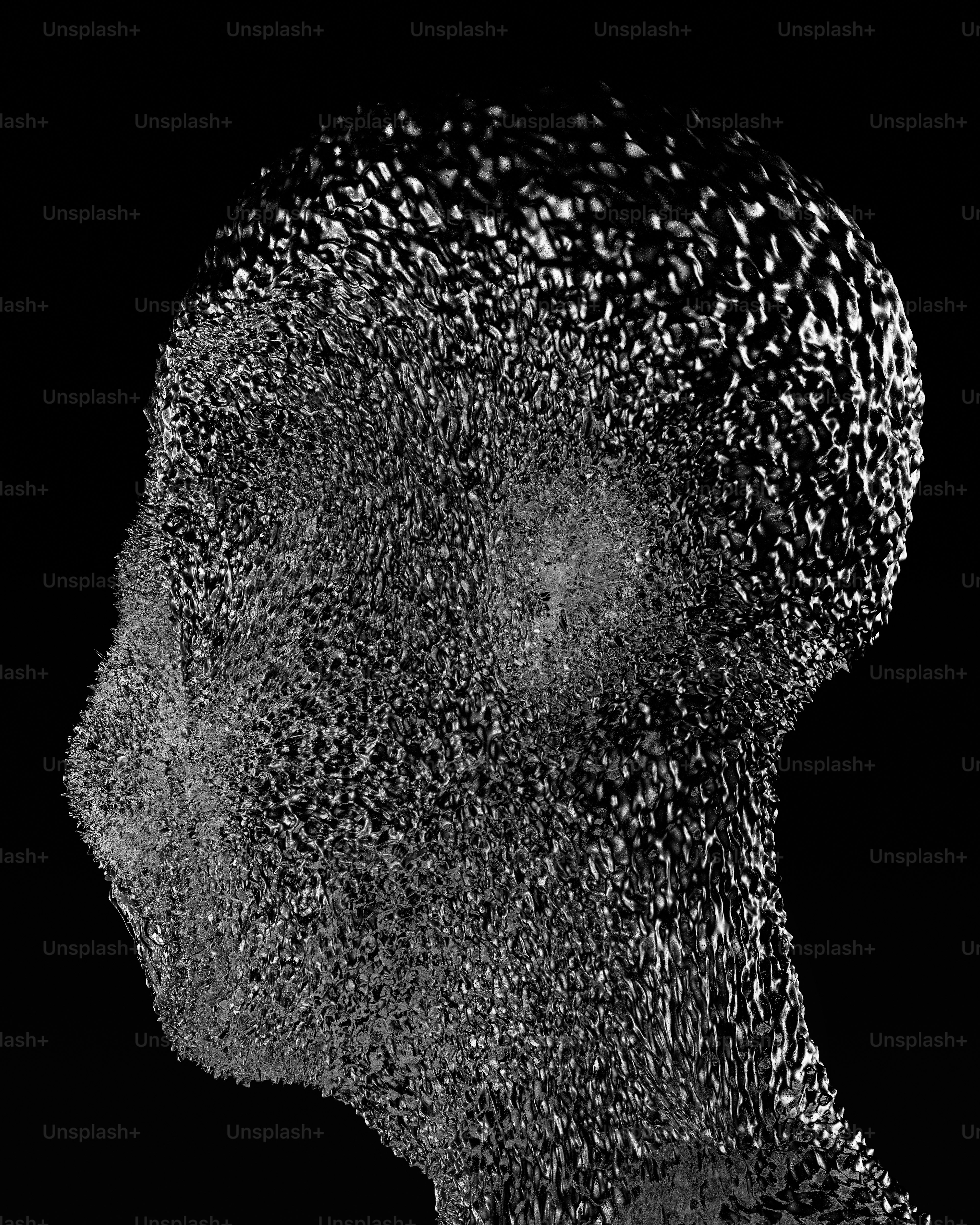Eine menschliche Kopfsilhouette mit einer strukturierten metallischen Oberfläche vor schwarzem Hintergrund