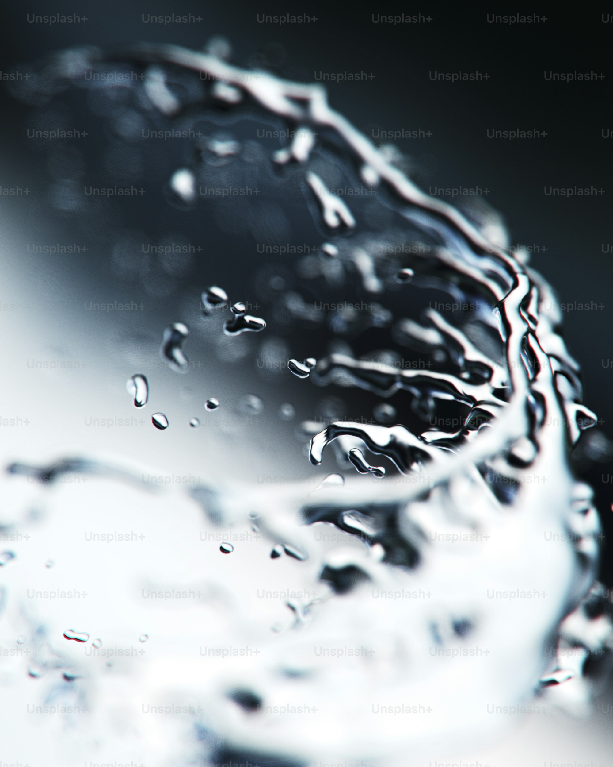 Ein wirbelnder Spritzer klarer Wassertropfen vor einem dunklen, verschwommenen Hintergrund
