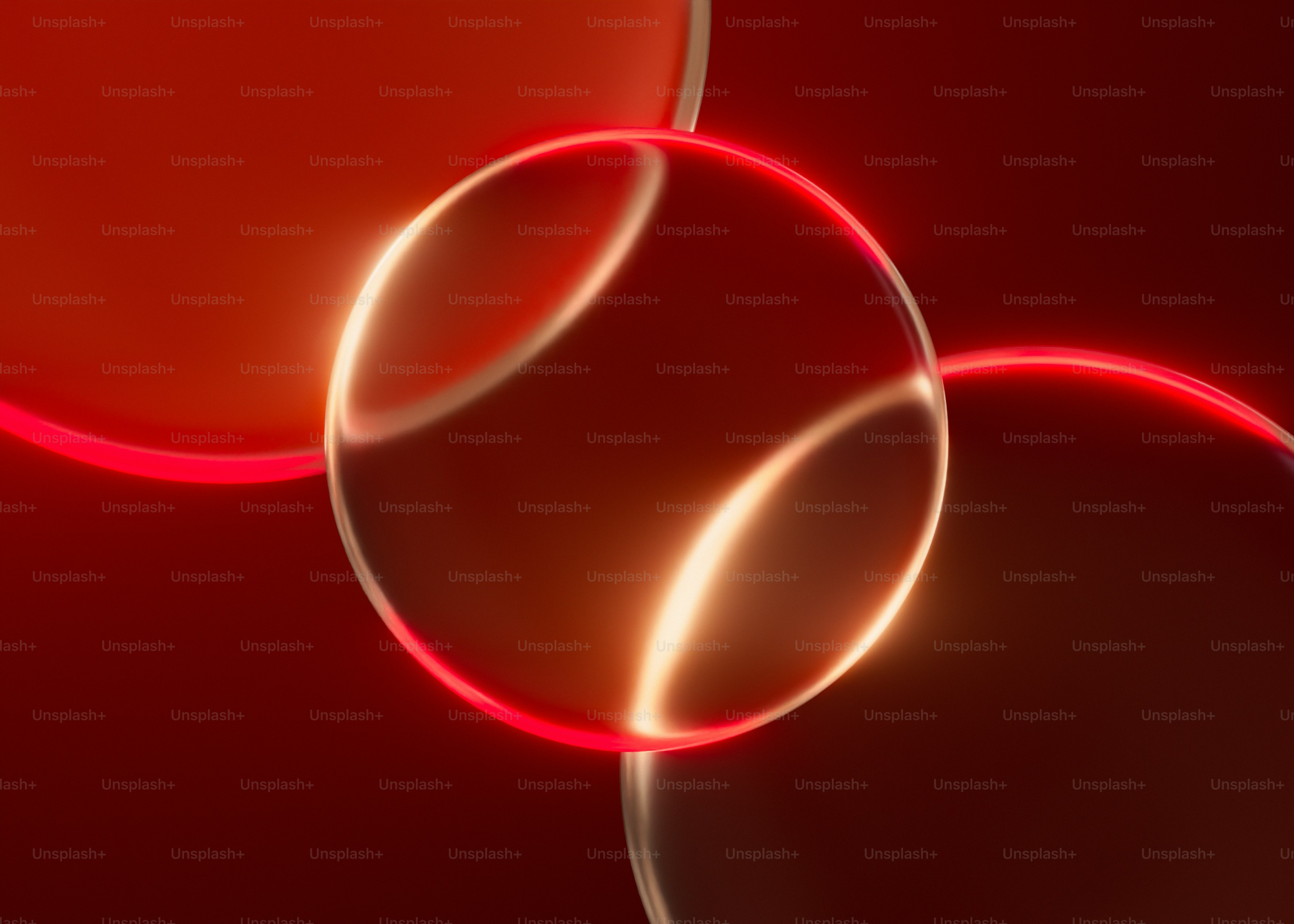 Eine durchscheinende Glaskugel, die rotes Licht vor einem dunkelroten Hintergrund leuchtete