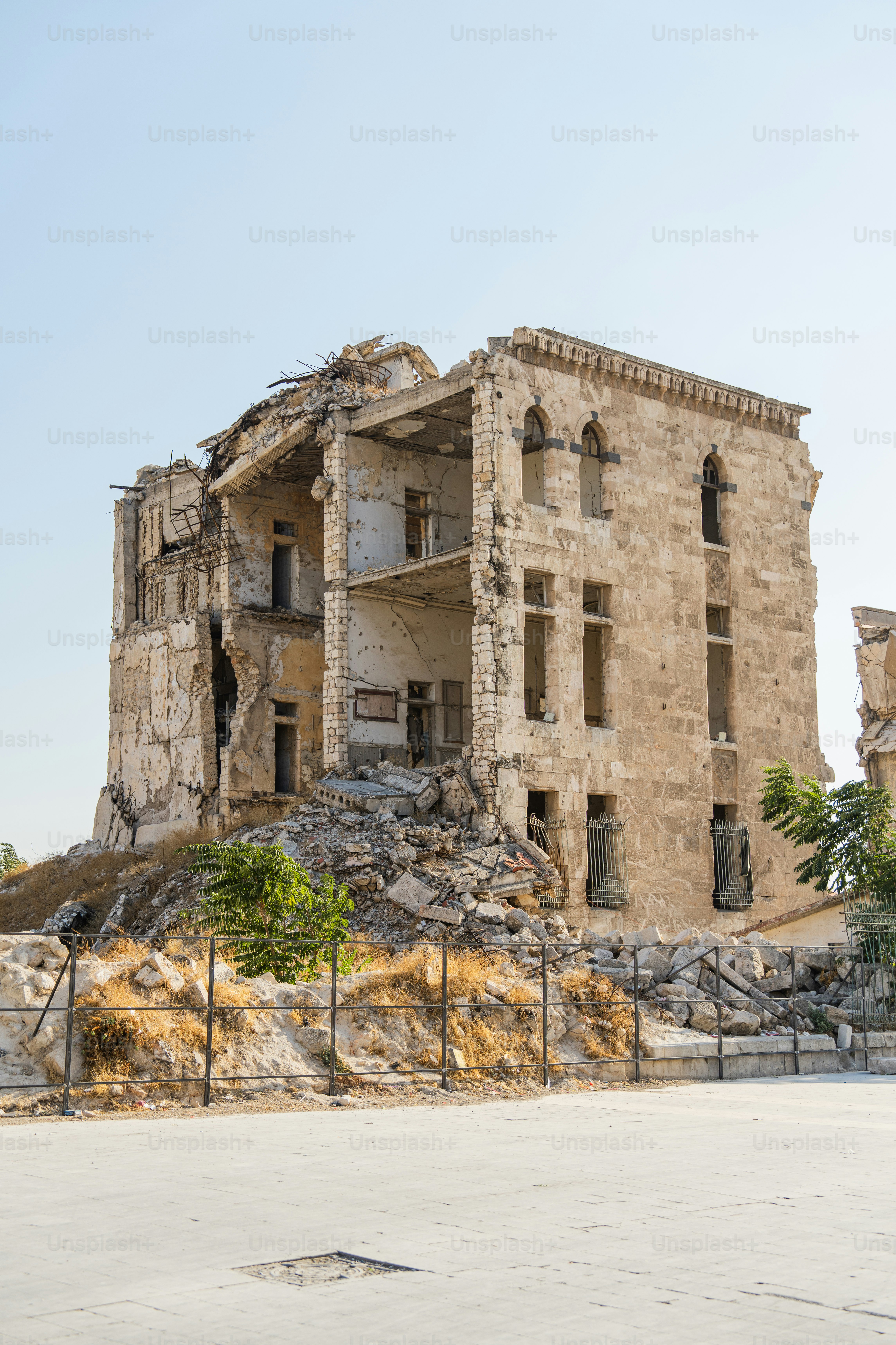 Un edificio in pietra in rovina, con pavimenti crollati e detriti ad Aleppo, Siria