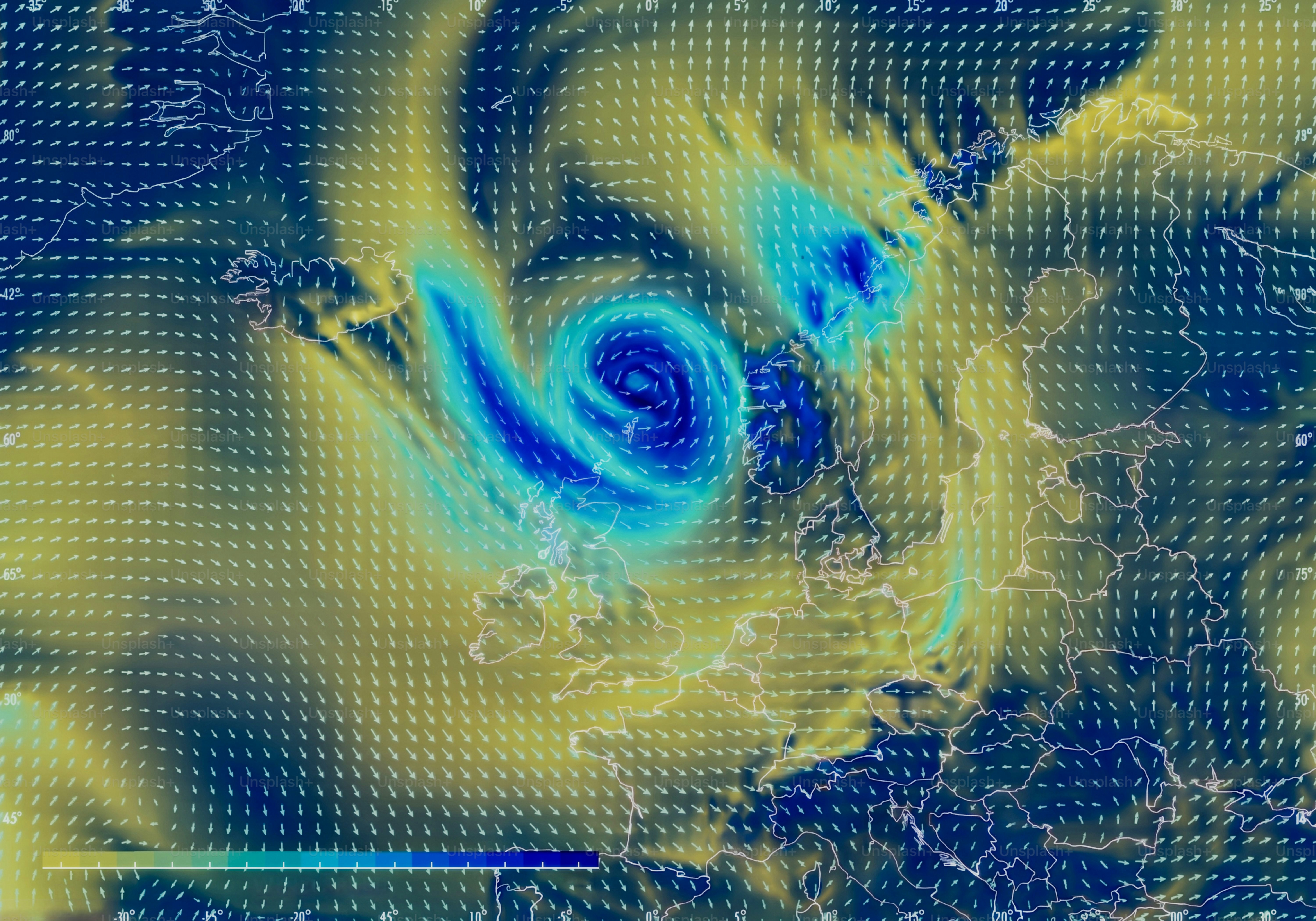 Eine Wetterkarte, die ein wirbelndes Sturmsystem über dem Nordatlantik zeigt
