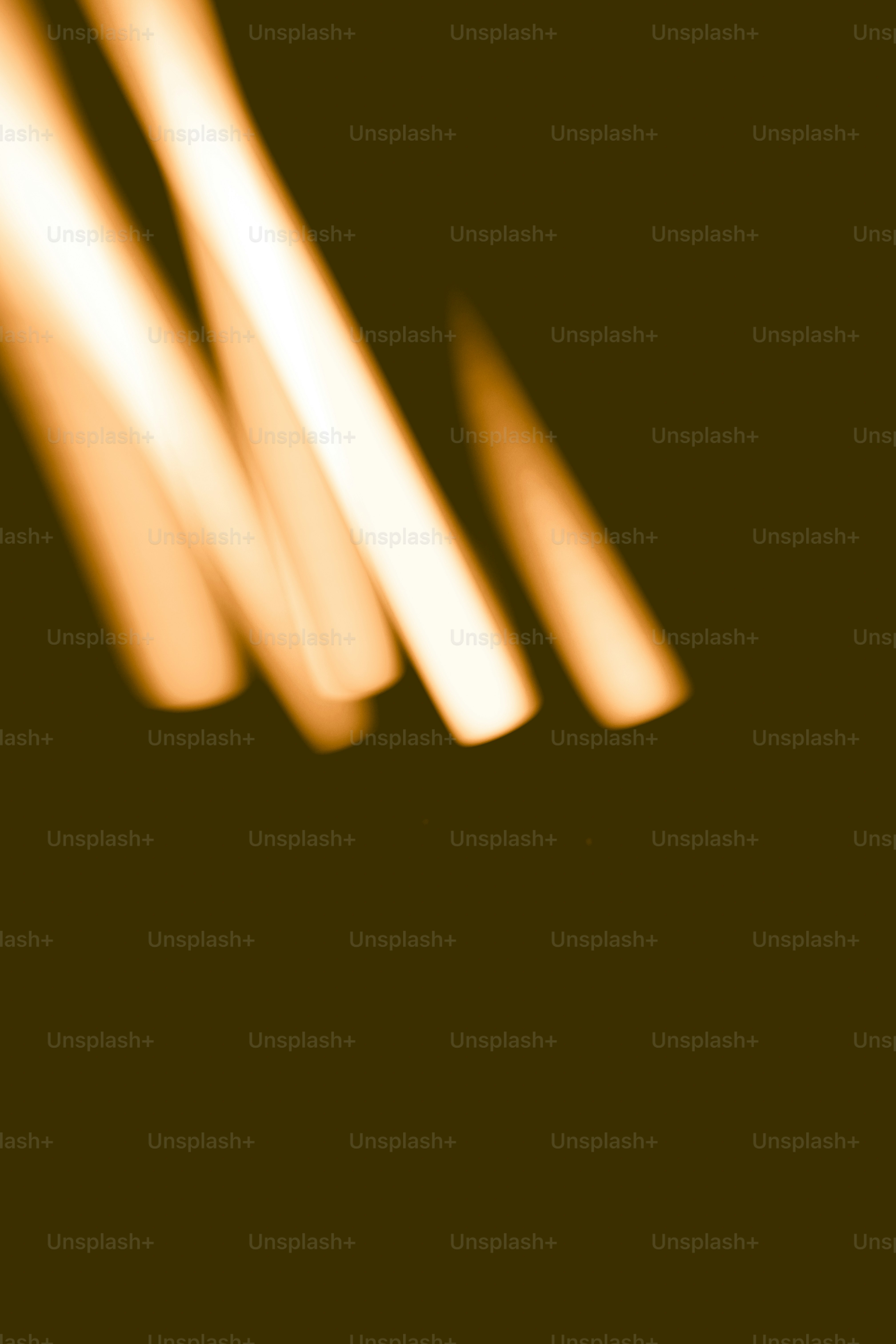 Listras abstratas de luz dourada quente contra um fundo oliva escuro