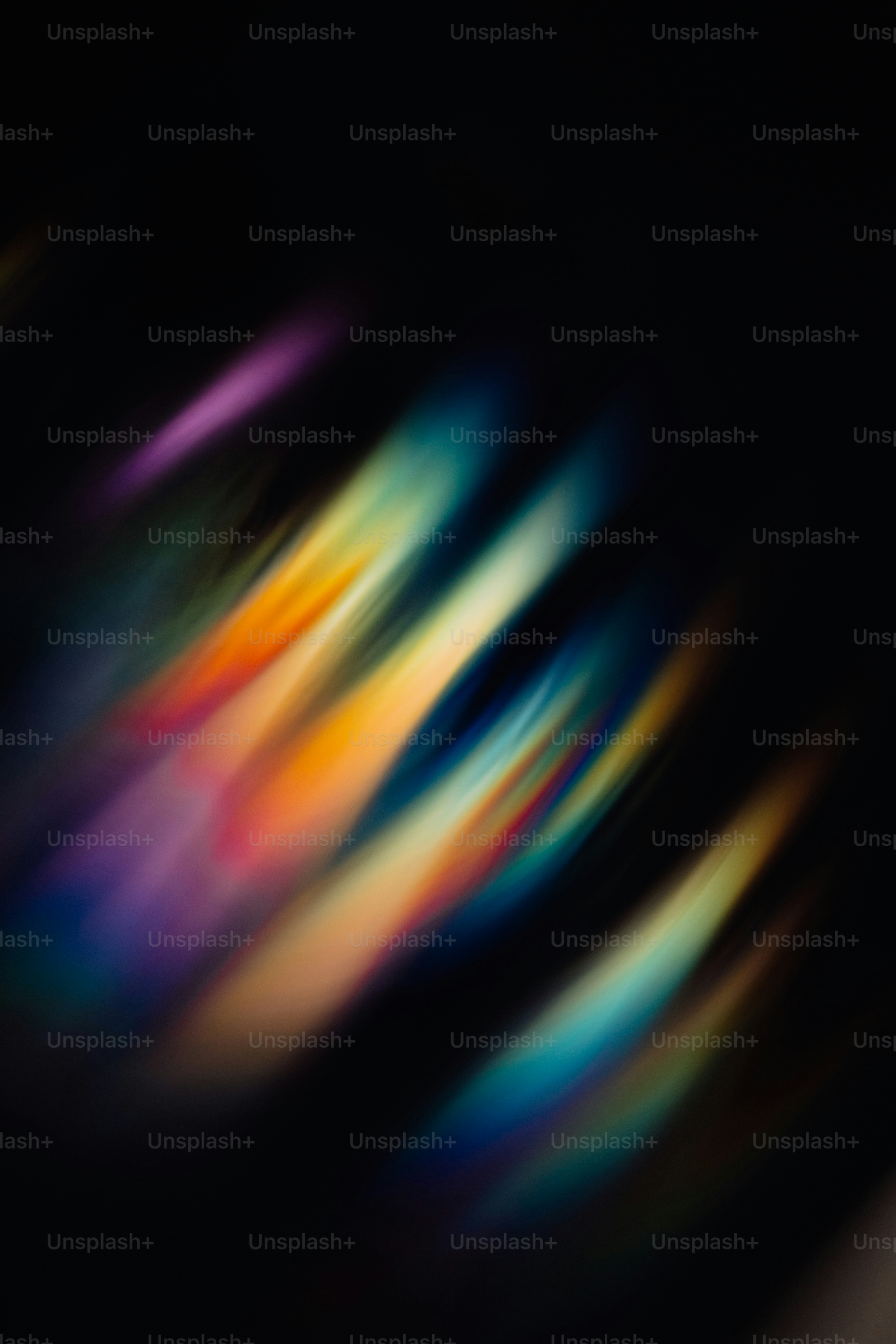 Strisce astratte di luce vibrante blu, arancione e viola su uno sfondo nero