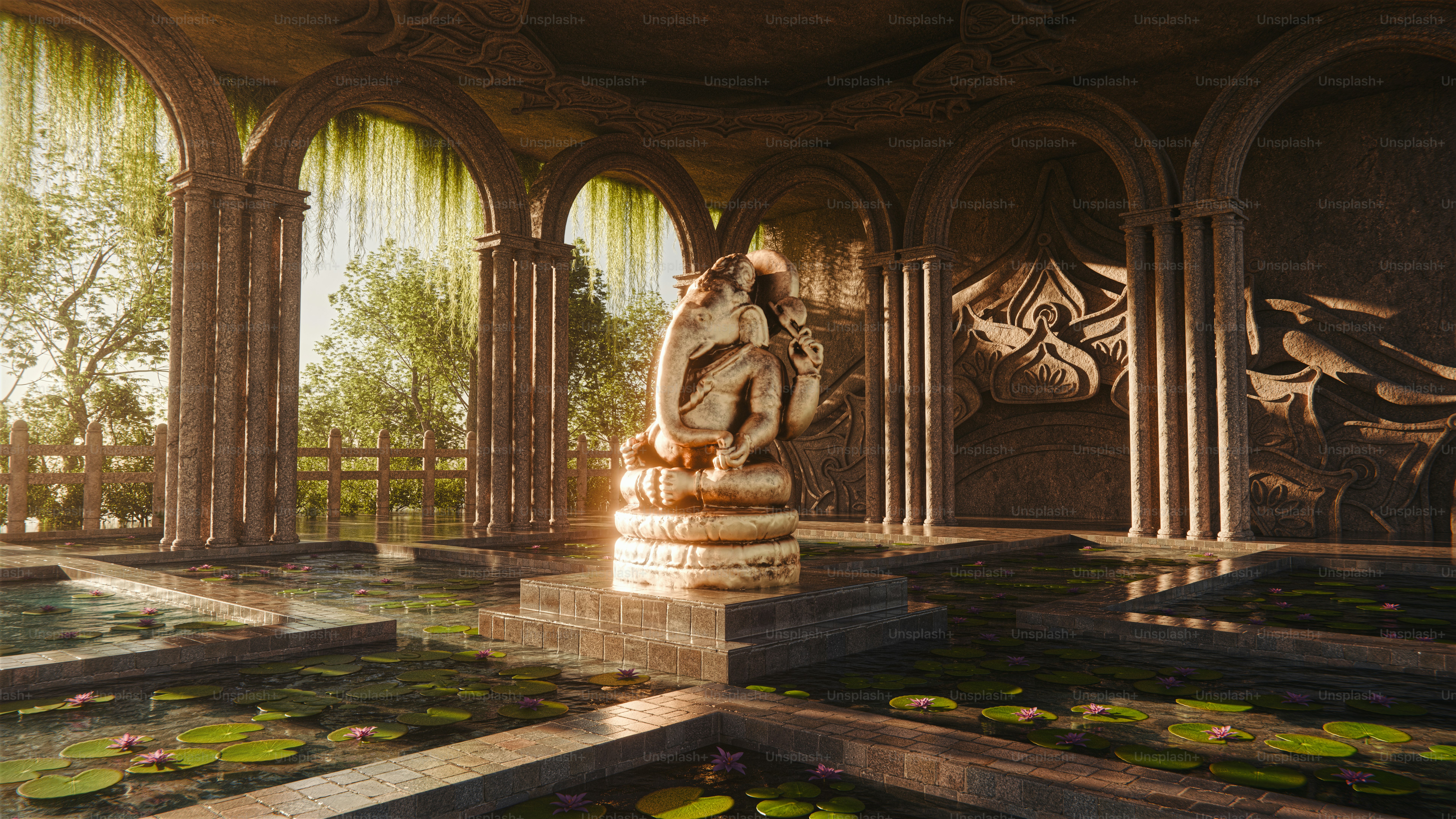Eine steinerne Ganesha-Statue, zentriert in einem sonnenbeschienenen Innenhof mit Seerosenteichen und Bögen