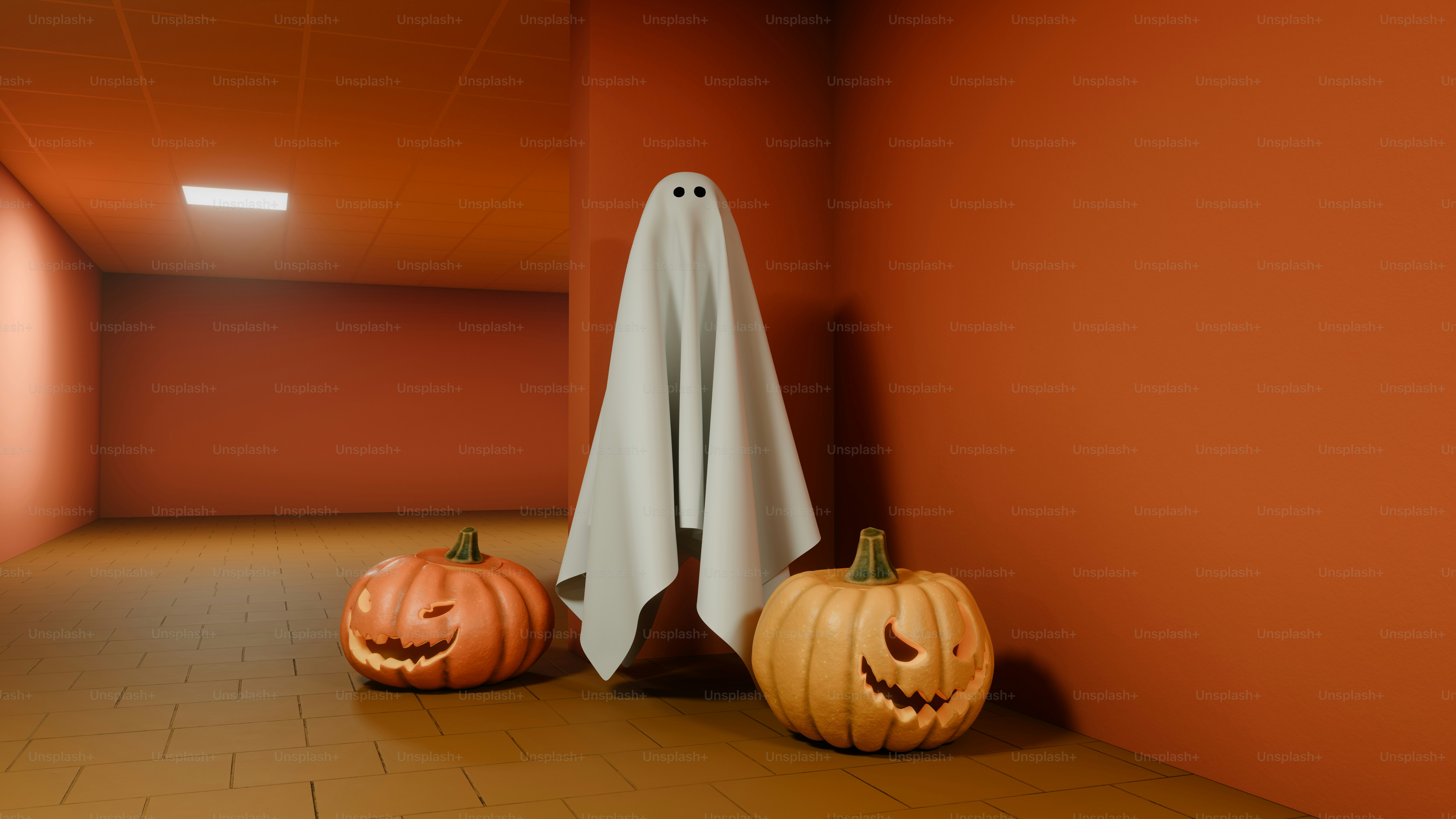 Eine Person in einem weißen Geisterkostüm neben zwei geschnitzten Jack-o'-Lanterns