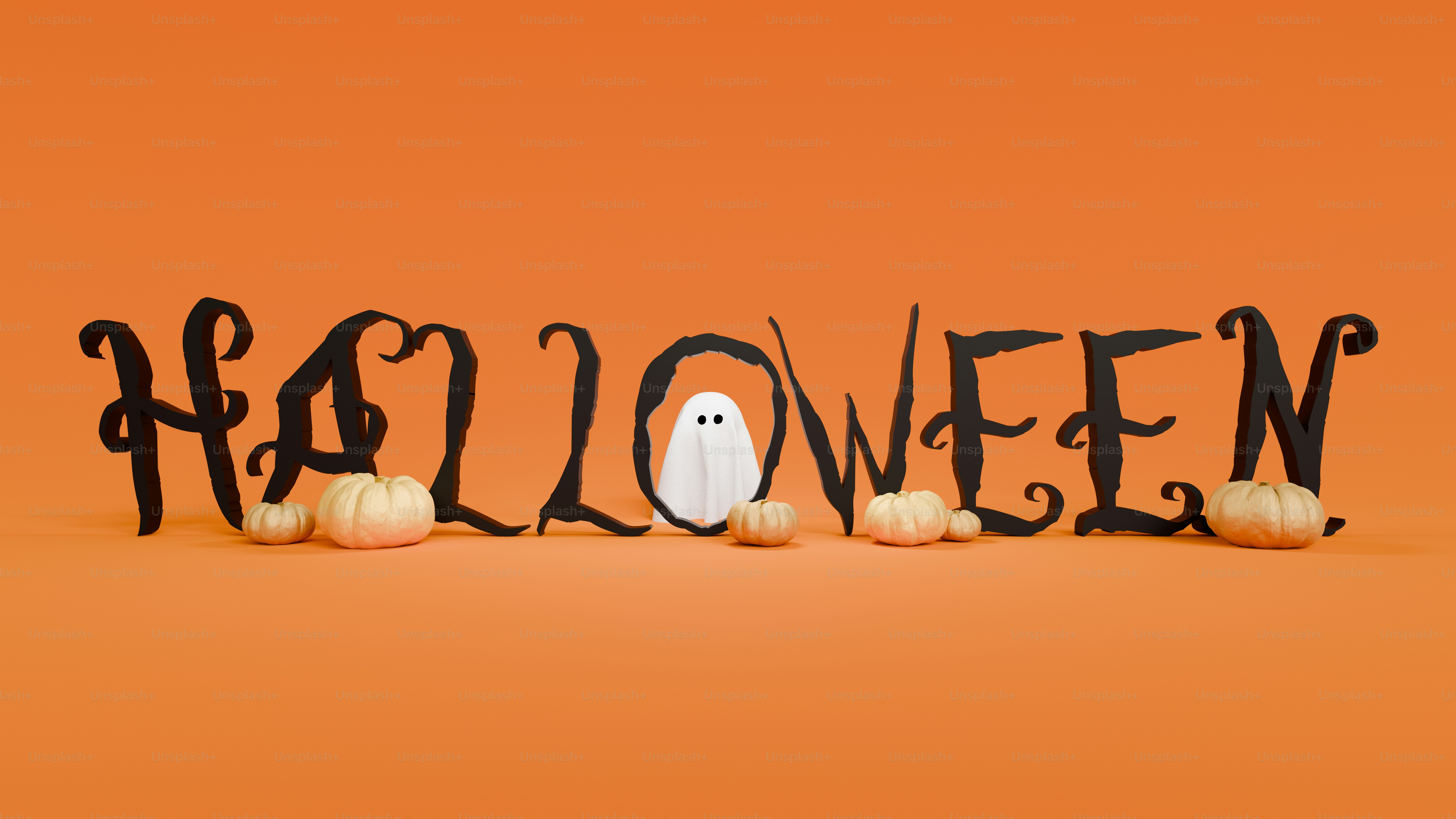 Schwarze Halloween-Schrift mit einem kleinen weißen Geist und Kürbissen auf orangem Hintergrund