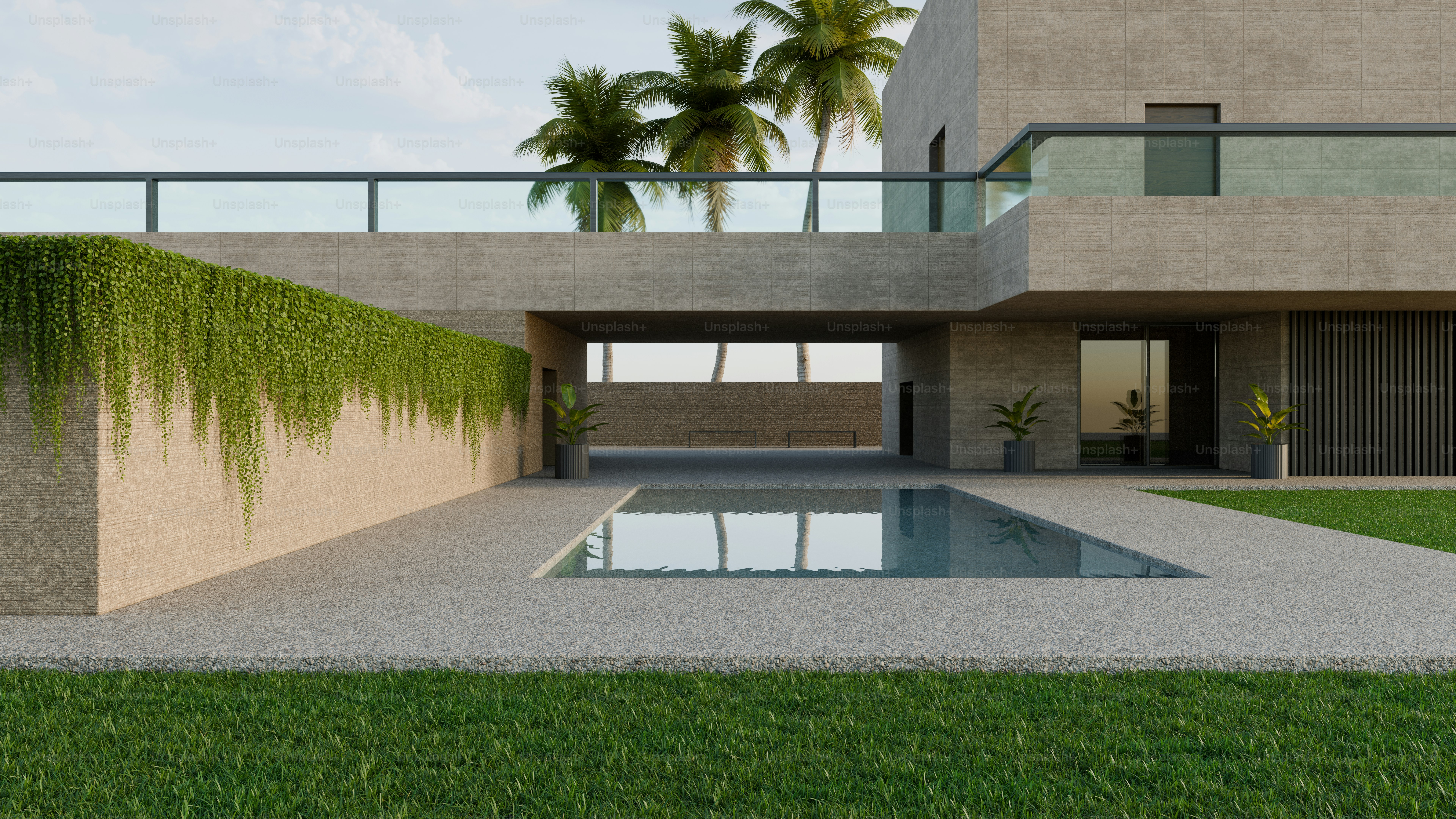 Une maison moderne en béton avec une piscine et du lierre traînant sur un mur