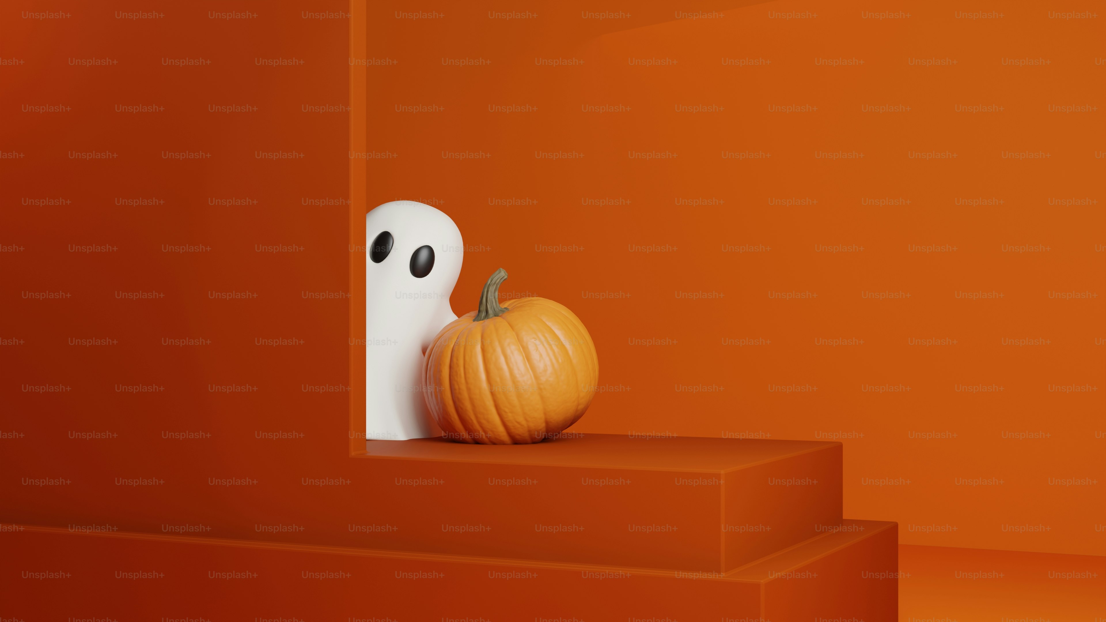 Un fantasma blanco escondido tras una calabaza naranja sobre una plataforma escalonada