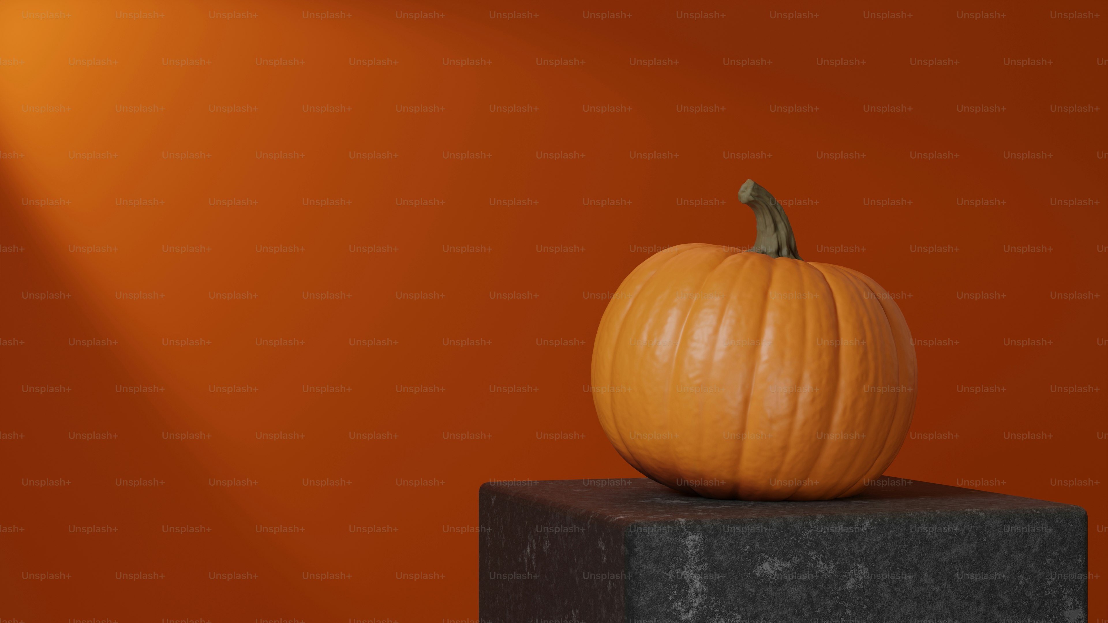 Una calabaza naranja realista sobre un pedestal de piedra oscura sobre un fondo naranja cálido