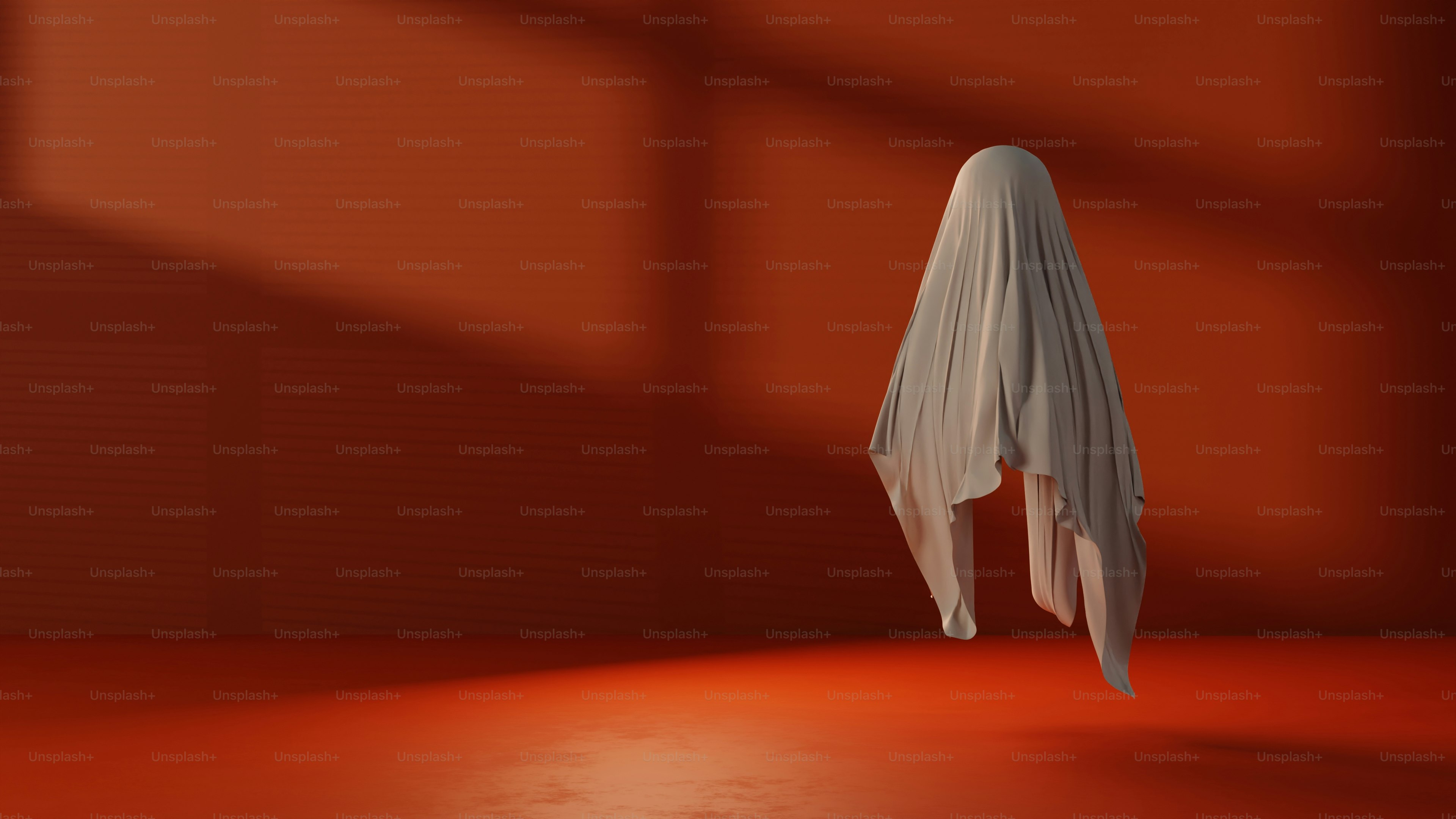 Una sábana beige fantasma flotando contra una pared naranja sólida con sombras suaves