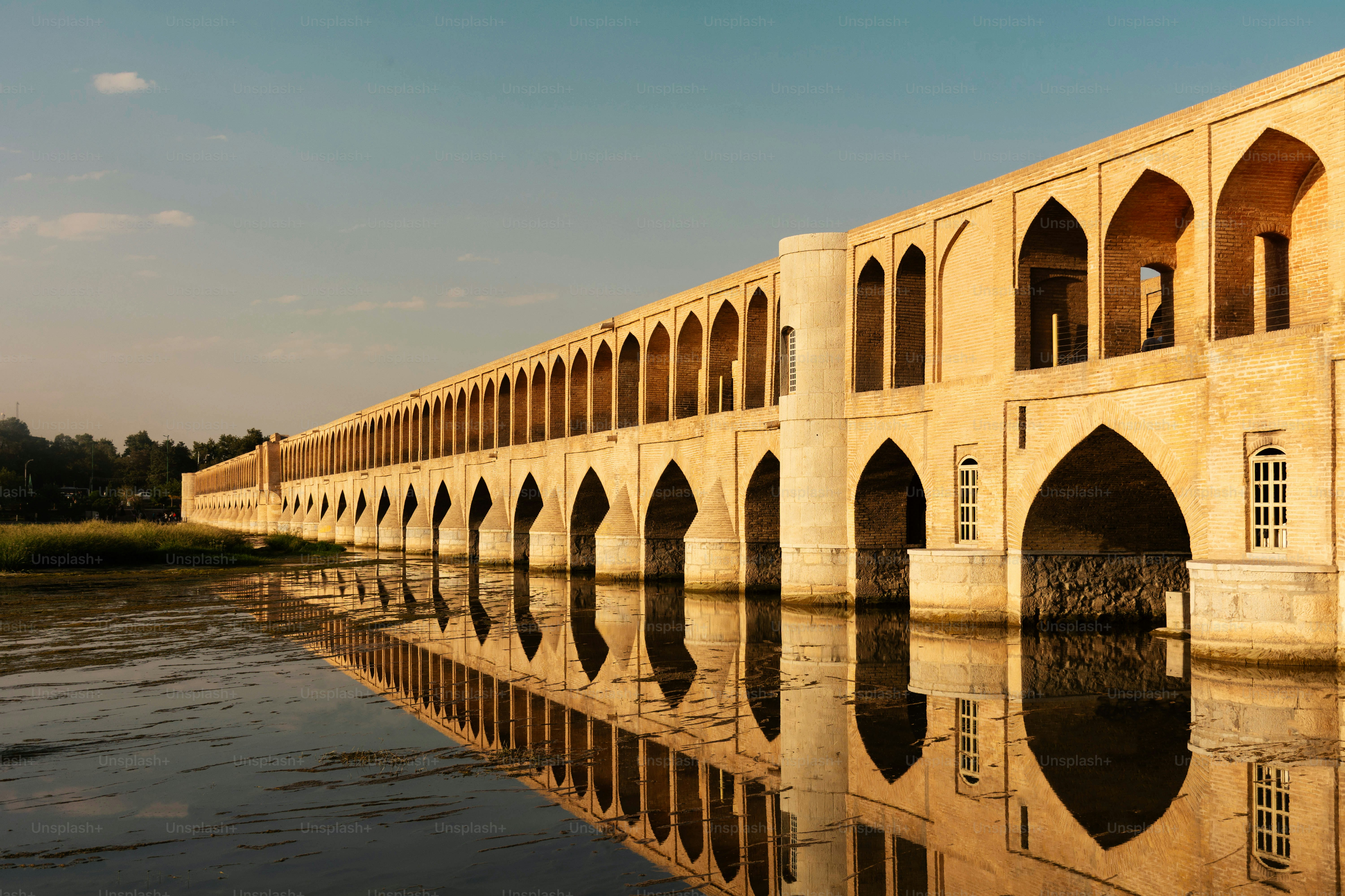 Die Si-o-se-pol-Brücke, die sich im Zayandeh-Fluss in Isfahan, Iran, spiegelt