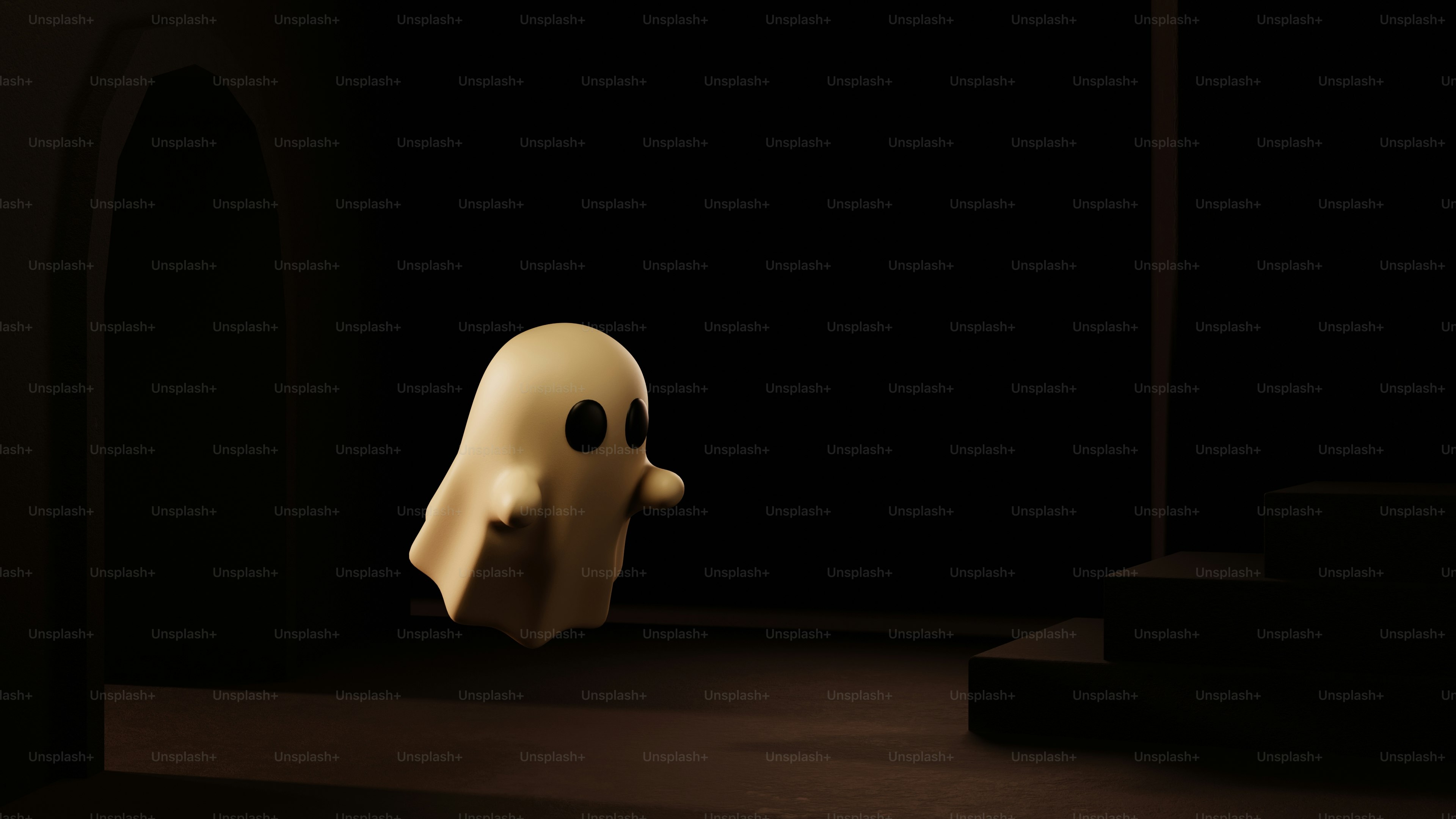 Un pequeño fantasma color crema flotando en una habitación oscura