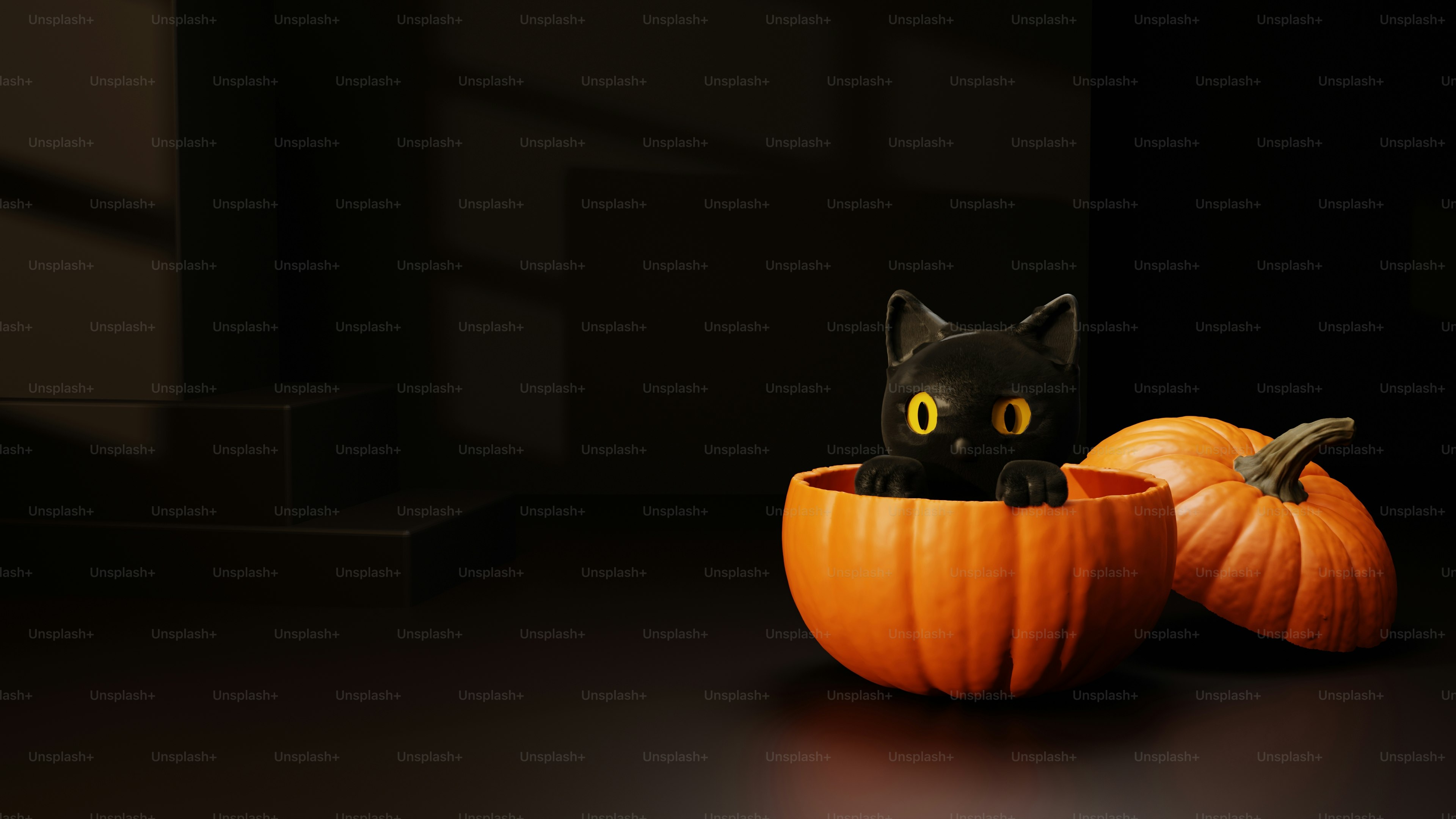 Un gato negro con ojos amarillos dentro de una calabaza naranja sobre una superficie oscura