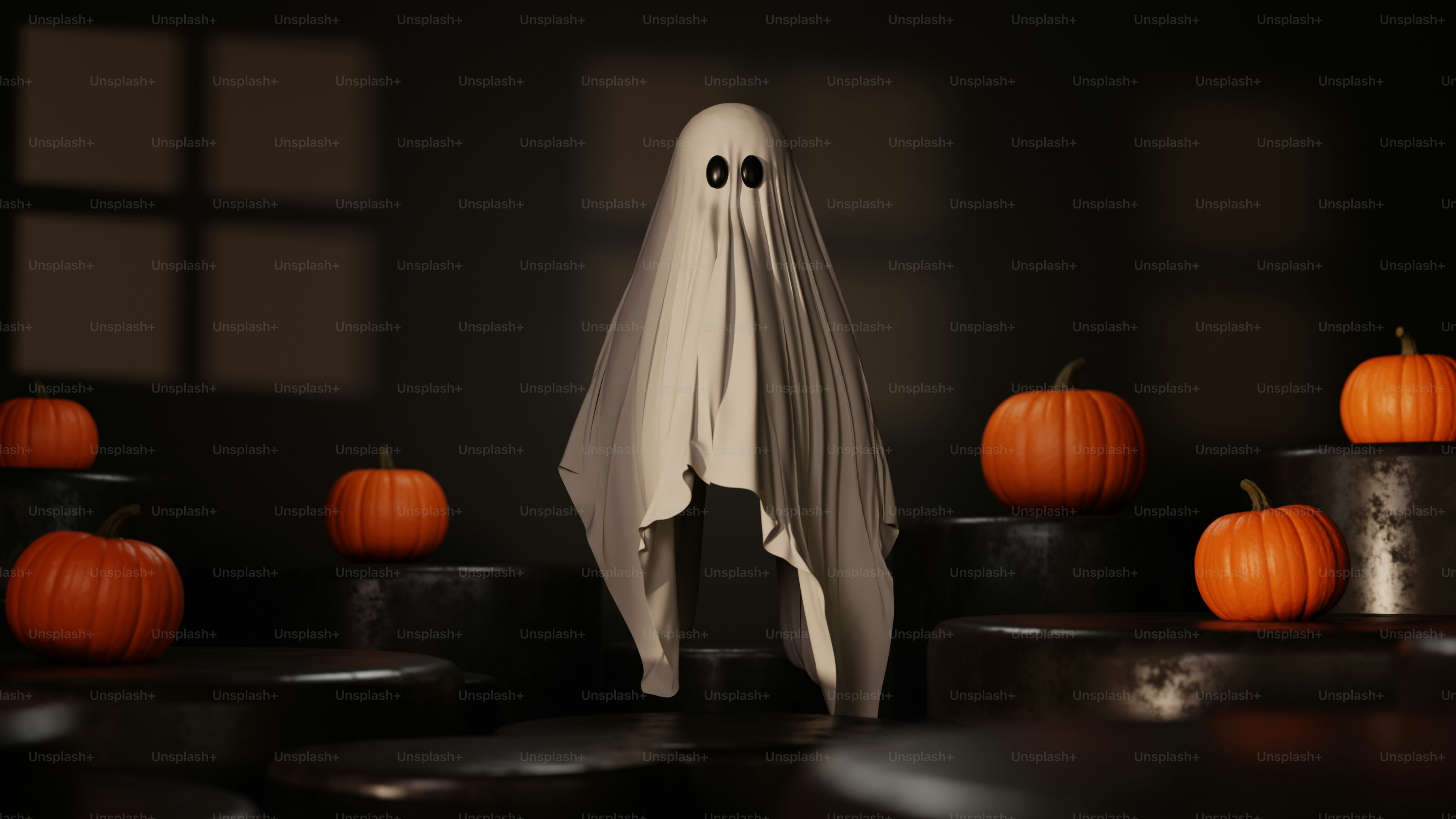 Un fantasma de sábana blanca de pie entre calabazas naranjas sobre plataformas circulares oscuras
