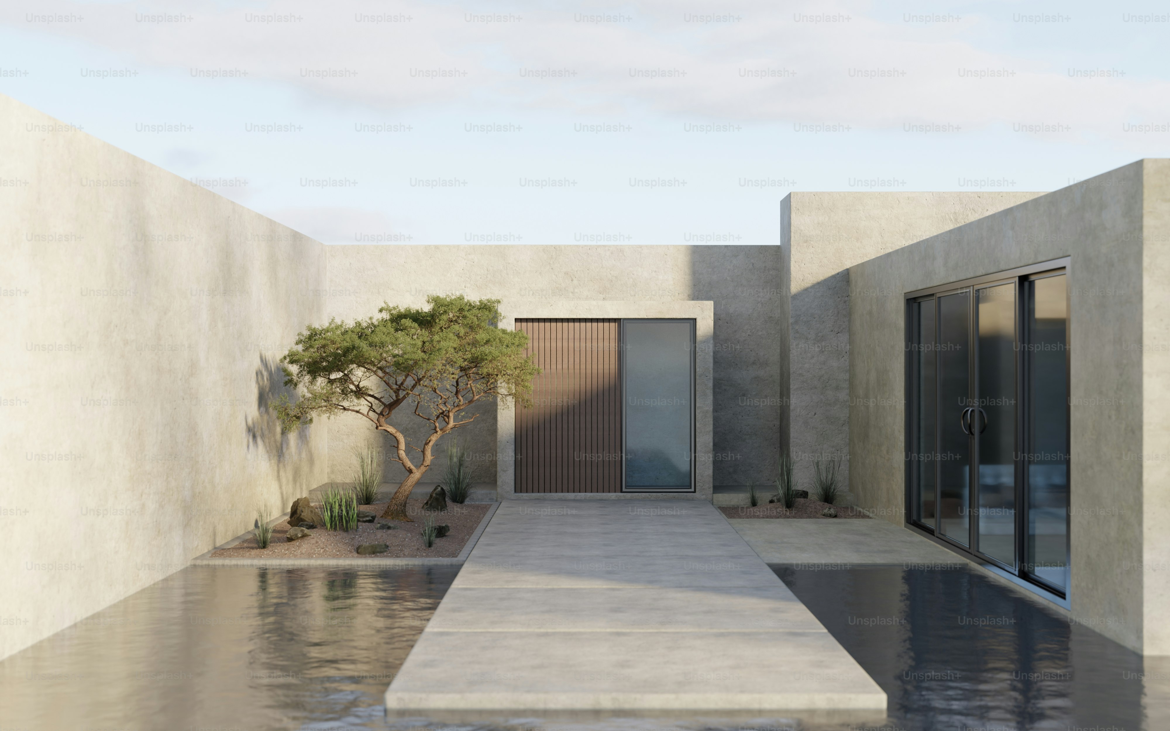 Uma passarela de concreto sobre uma piscina refletora ao lado de uma árvore em um pátio