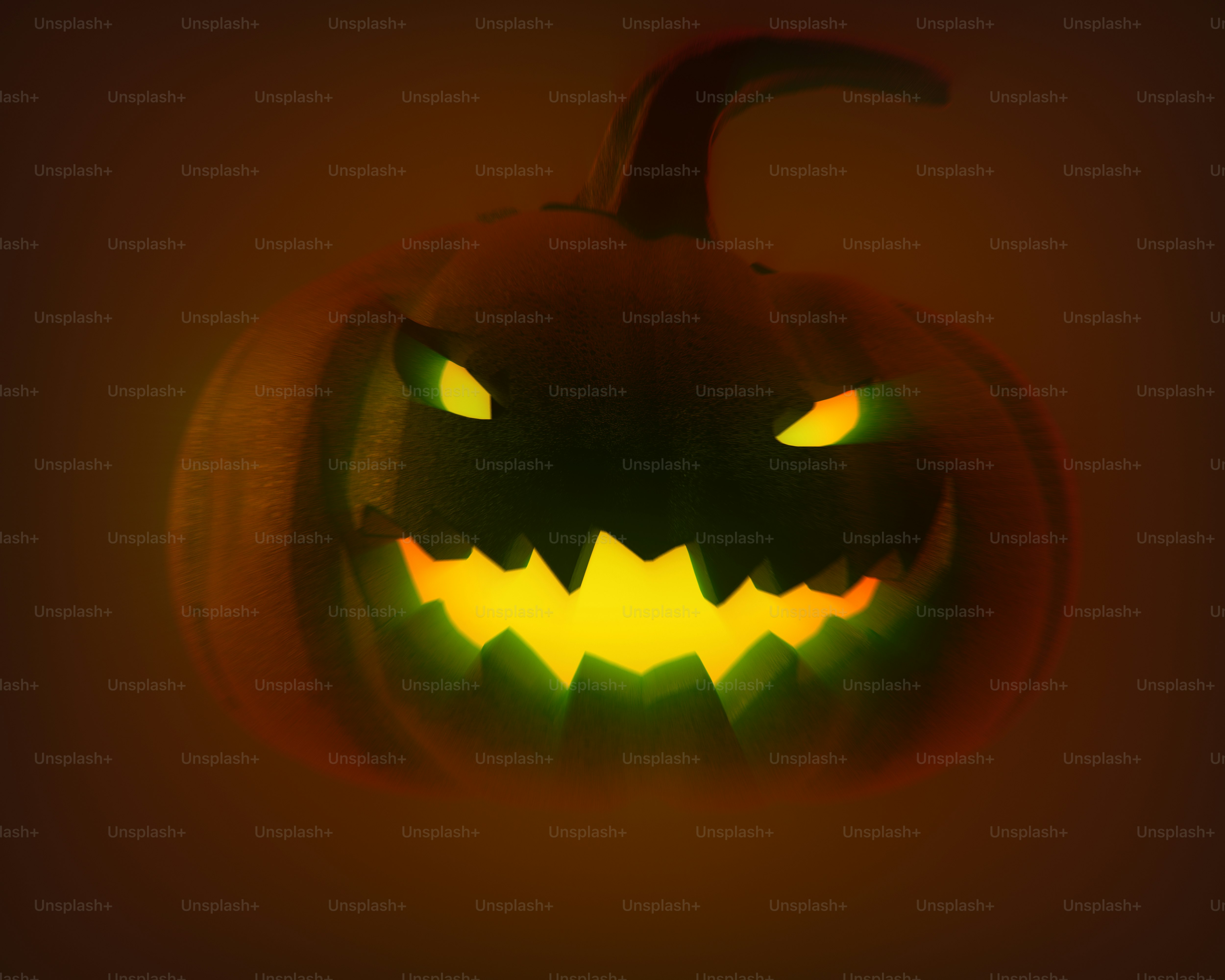 Una calabaza tallada con ojos y boca amarillos brillantes en la oscuridad