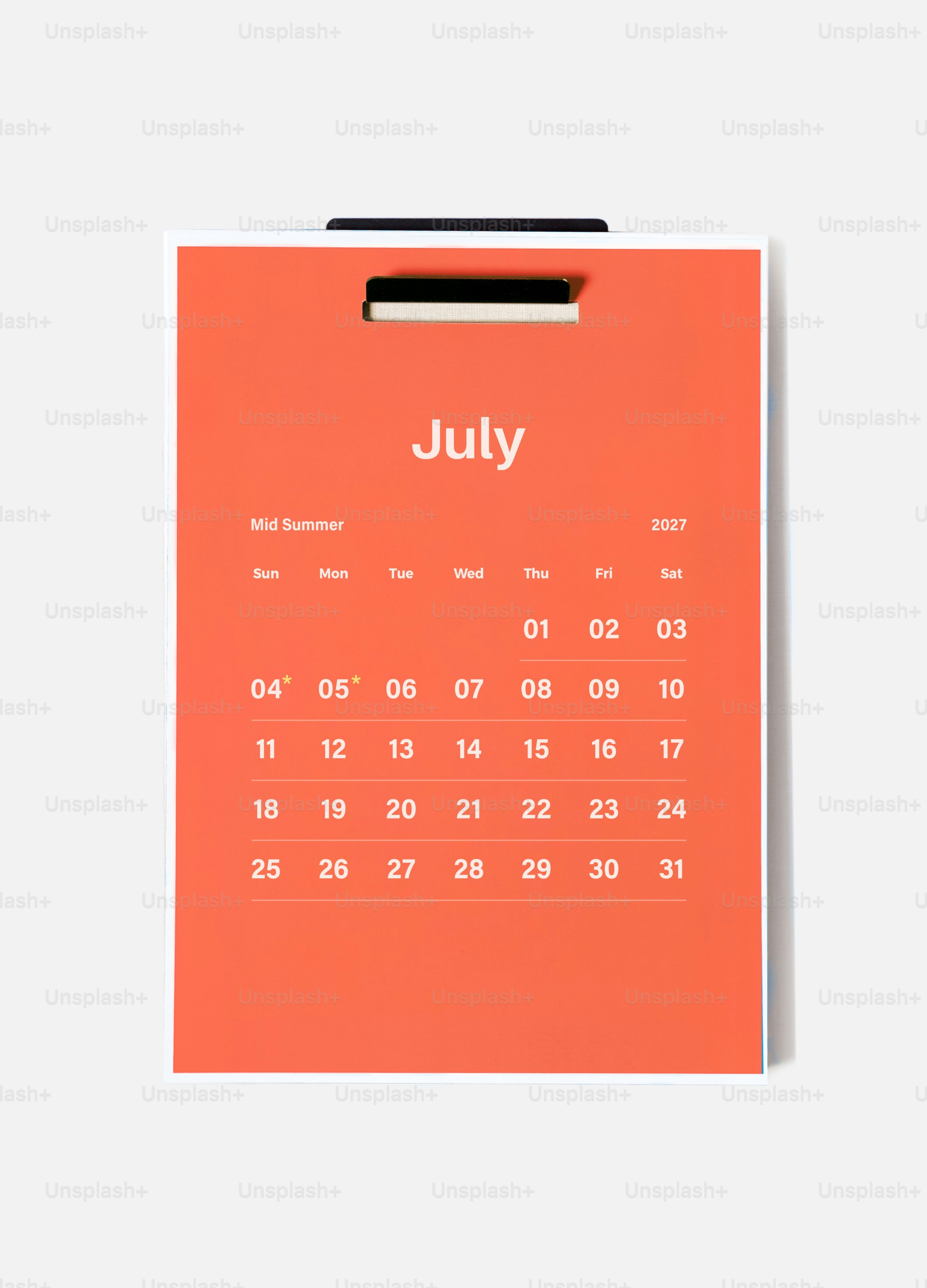 Ein minimalistischer Wandkalender für Juli mit leuchtend orangem Hintergrund