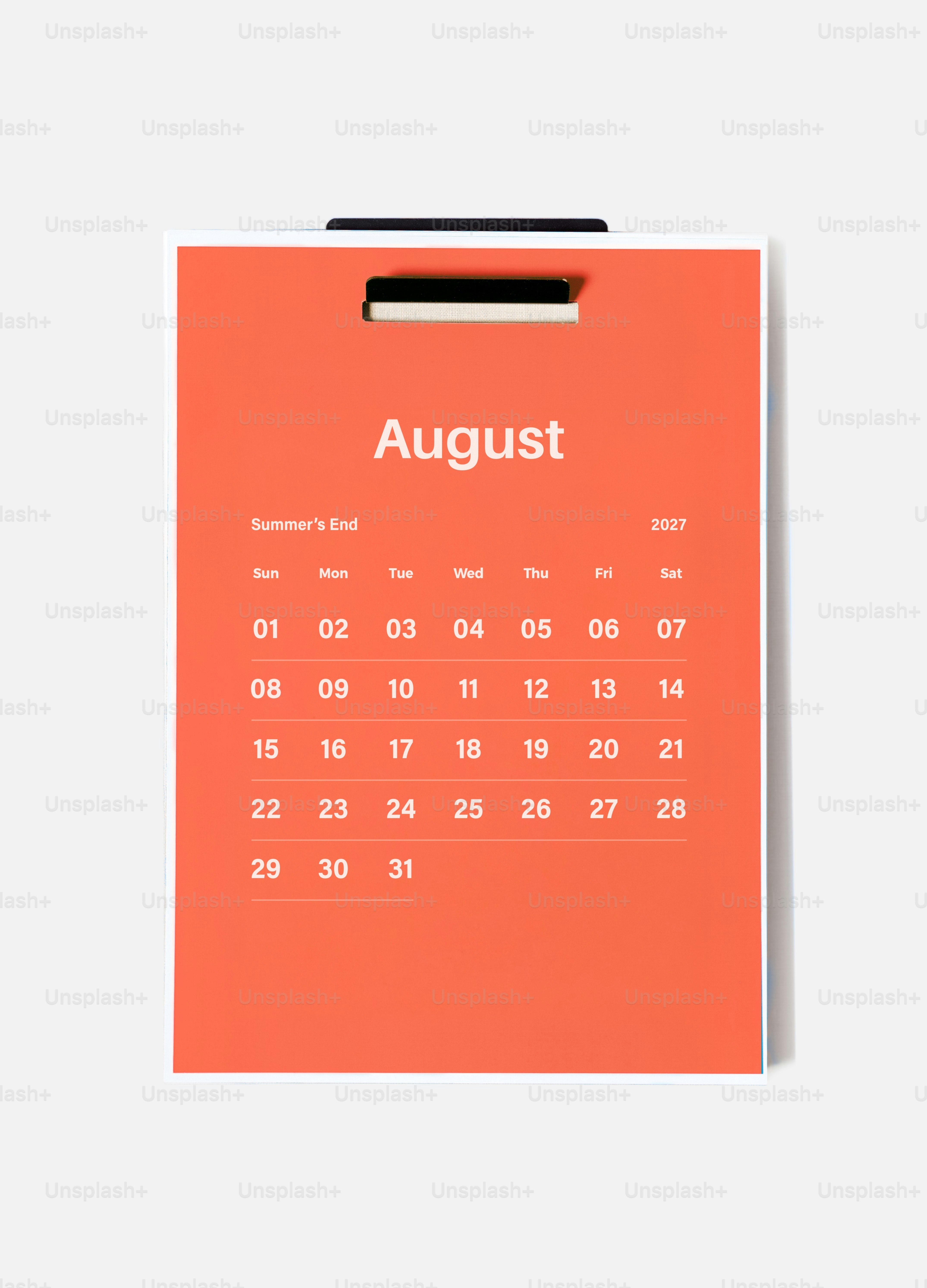 Kalender dinding minimalis untuk Agustus 2027 dengan latar oranye cerah