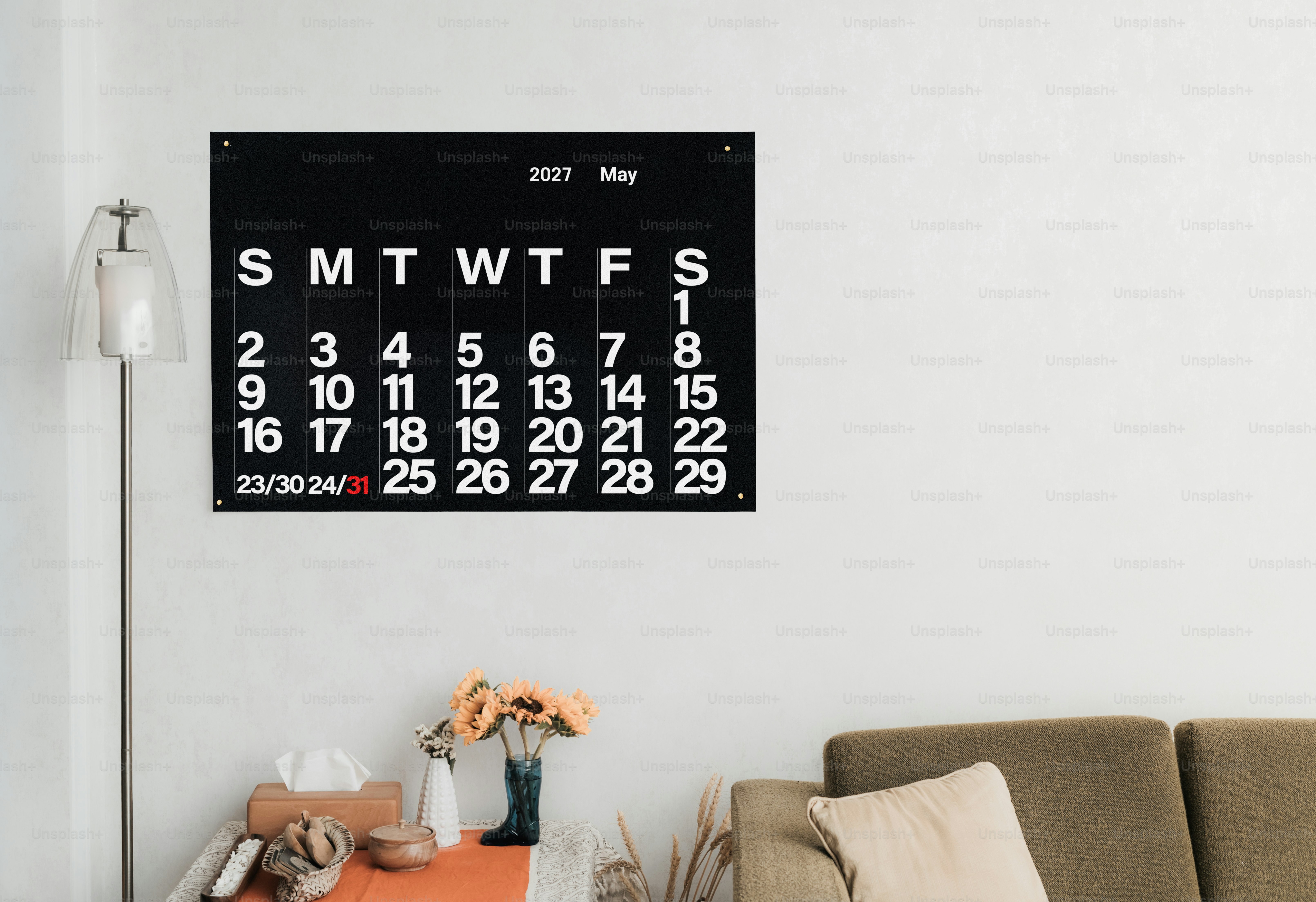 Ein schwarzer Wandkalender für Mai 2027, montiert an einer weißen Wand