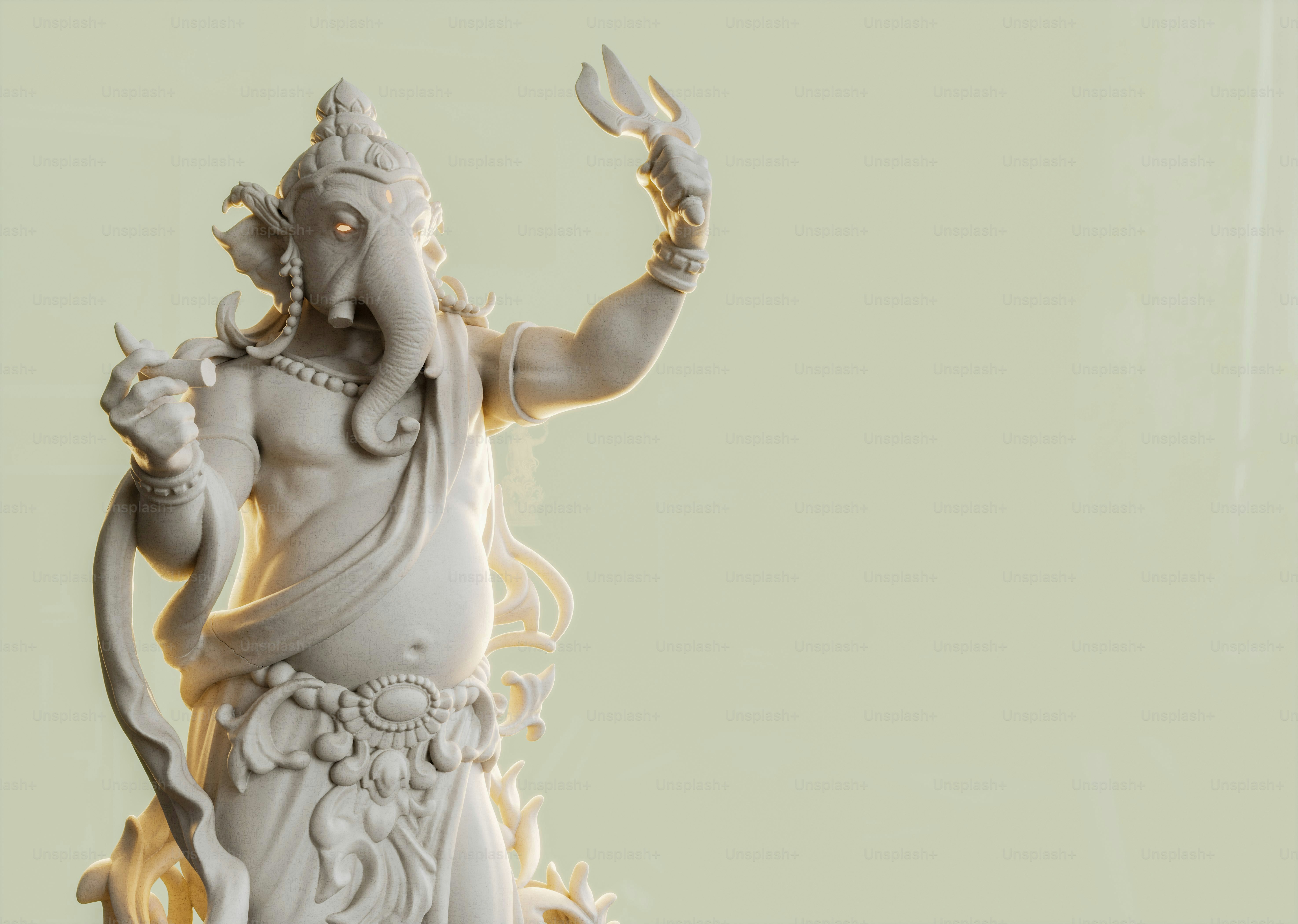 Una estatua de piedra de Ganesha sosteniendo un tridente sobre un fondo verde pálido