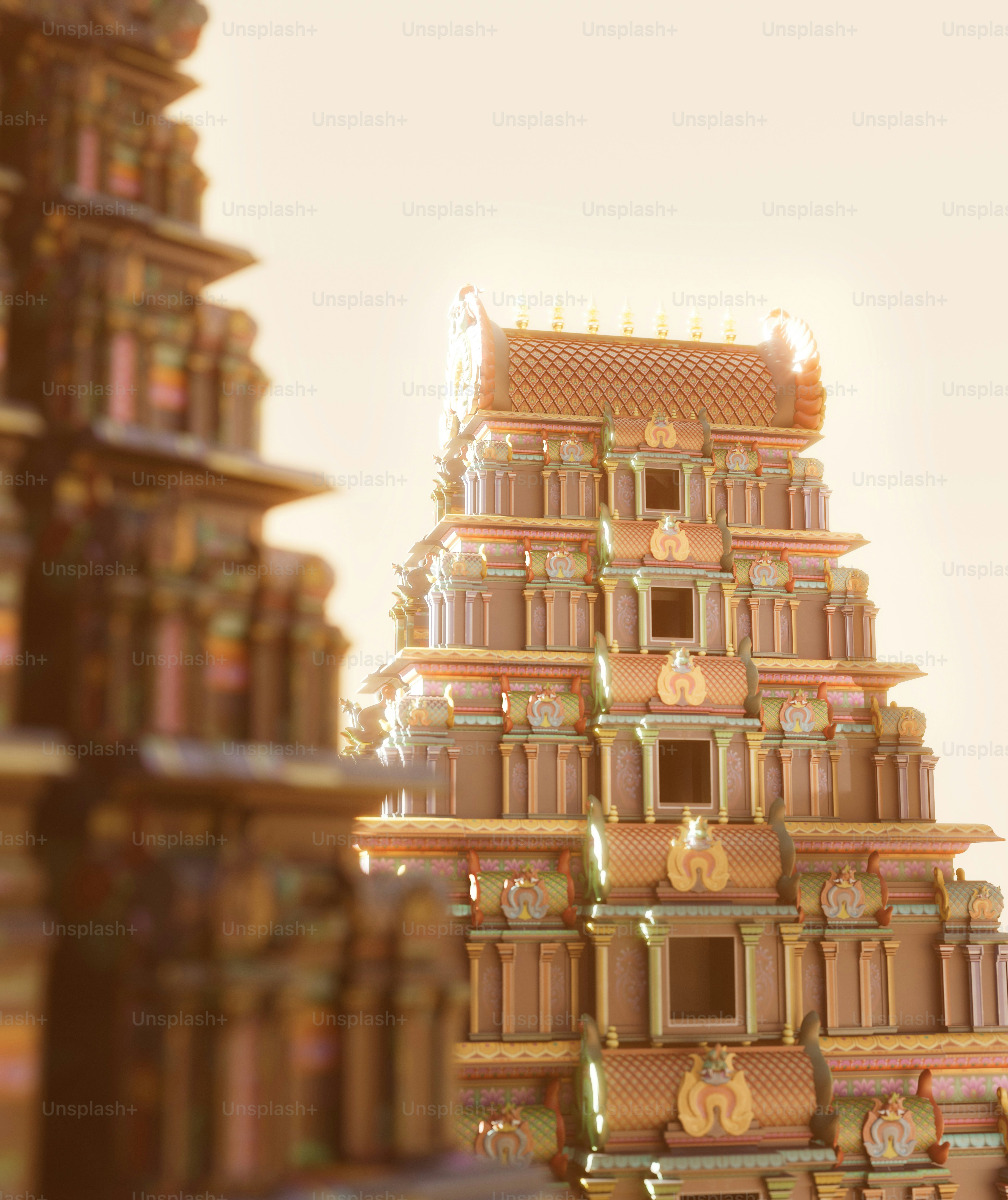 Un gopuram de templo hindú en niveles con intrincados grabados iluminados por una cálida luz dorada