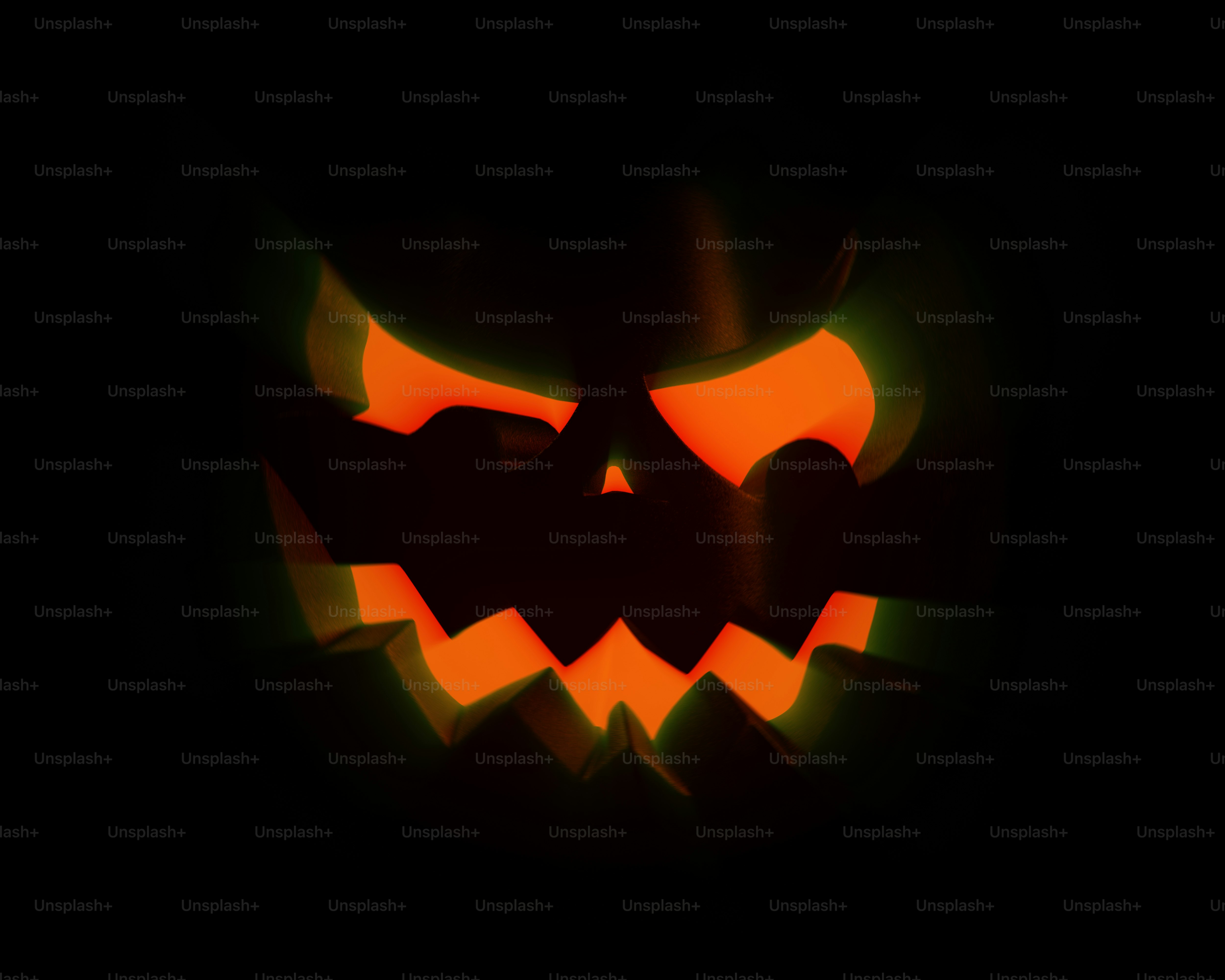 Un rostro naranja brillante de calabaza tallada en una calabaza oscura