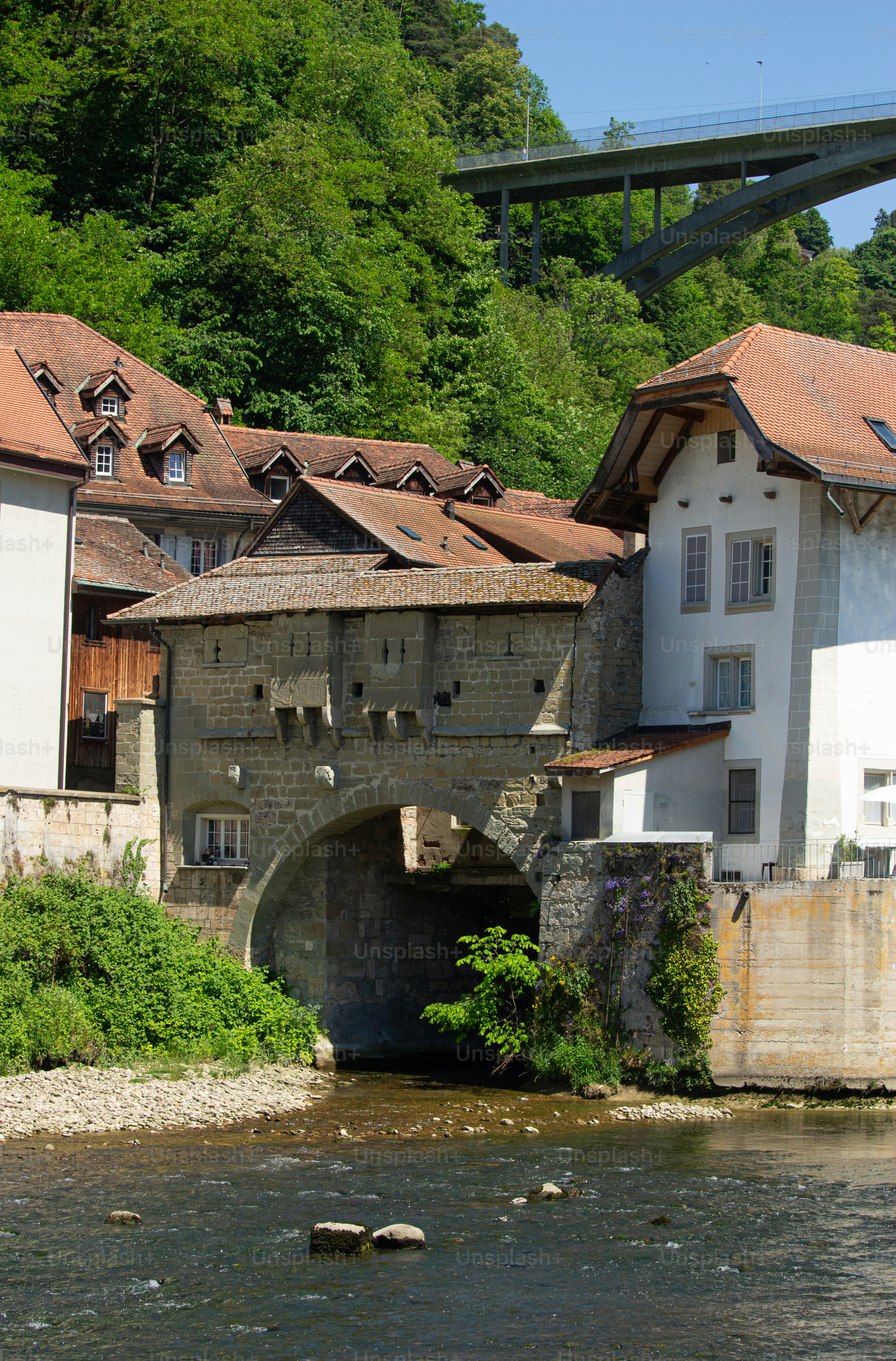 Eine steinerne Brücke über die Sarine in Freiburg, Schweiz
