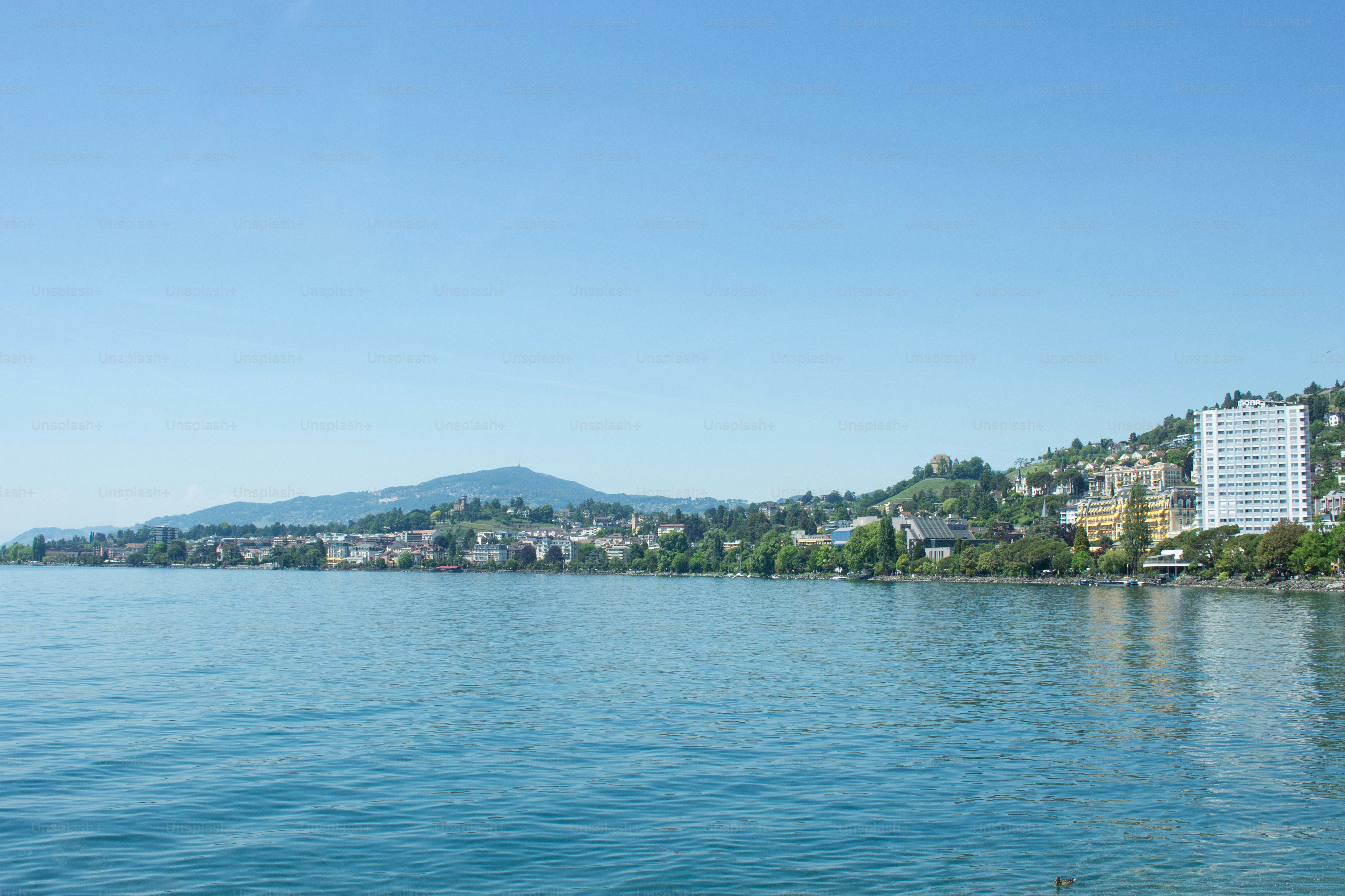 Gebäude entlang des Ufers des Genfersees in Montreux, Schweiz