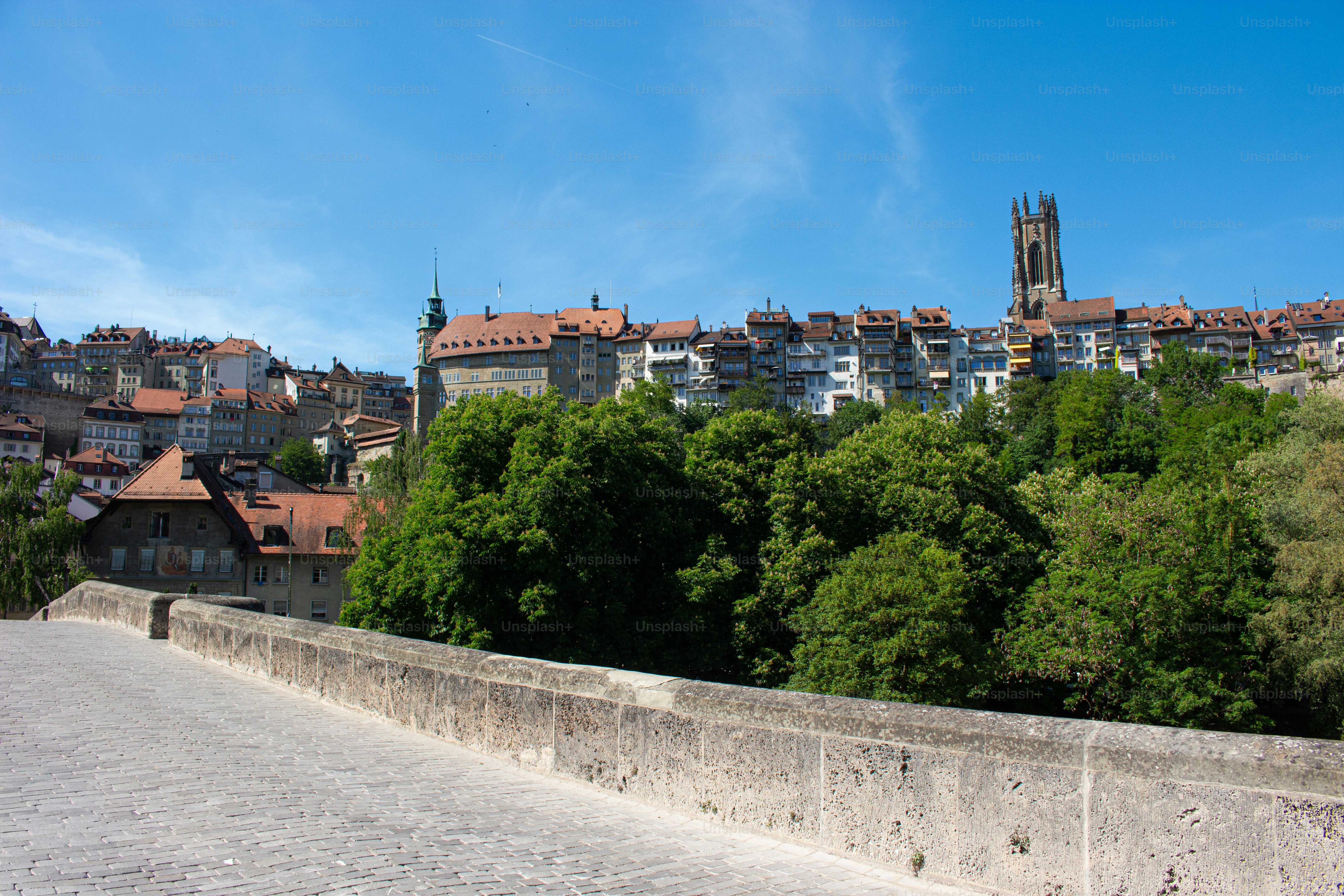 Eine Steinbrücke, die zu den historischen Gebäuden von Fribourg in der Schweiz führt