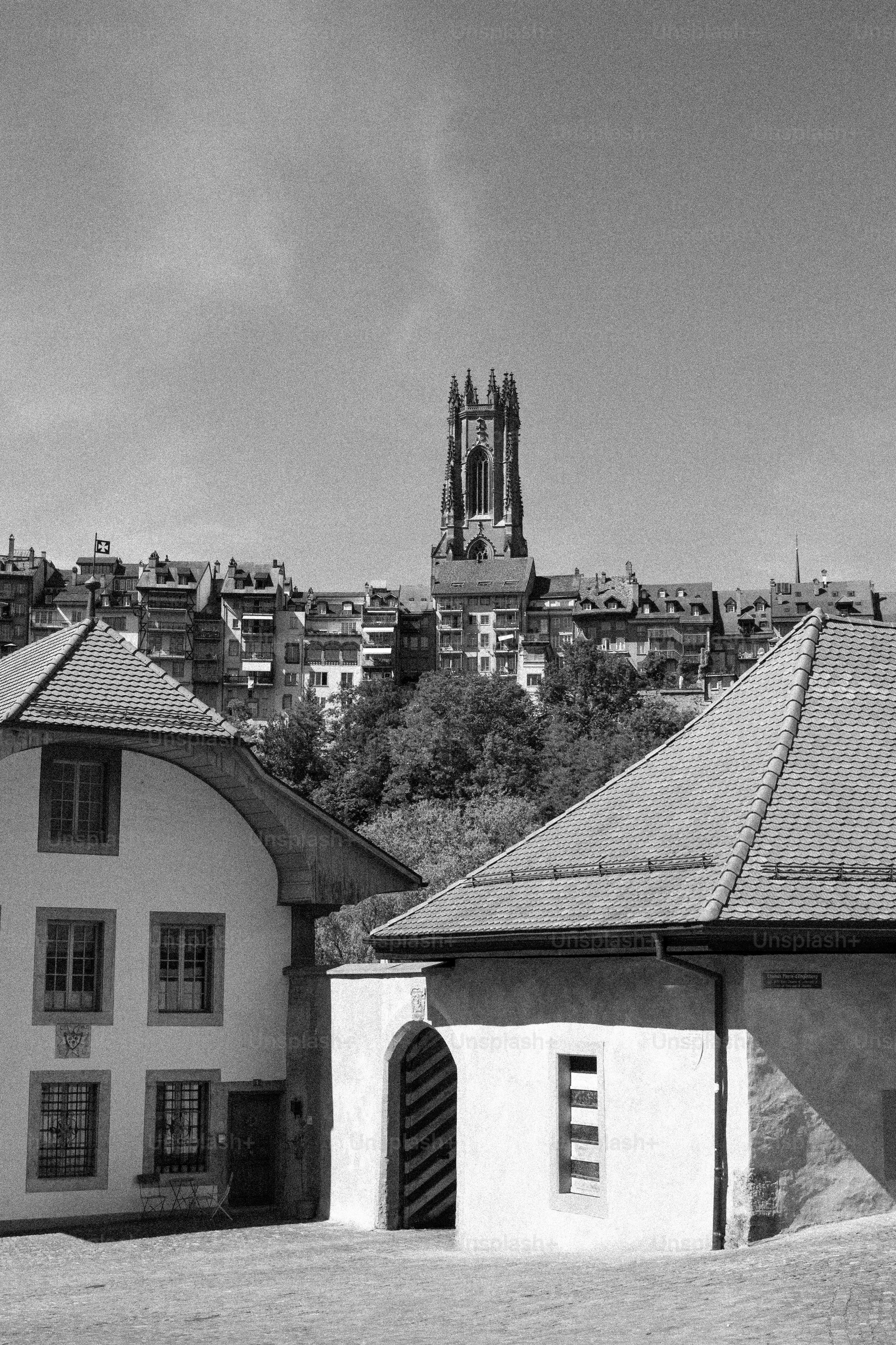 Der Nikolausdom erhebt sich über historischen Gebäuden in Fribourg, Schweiz